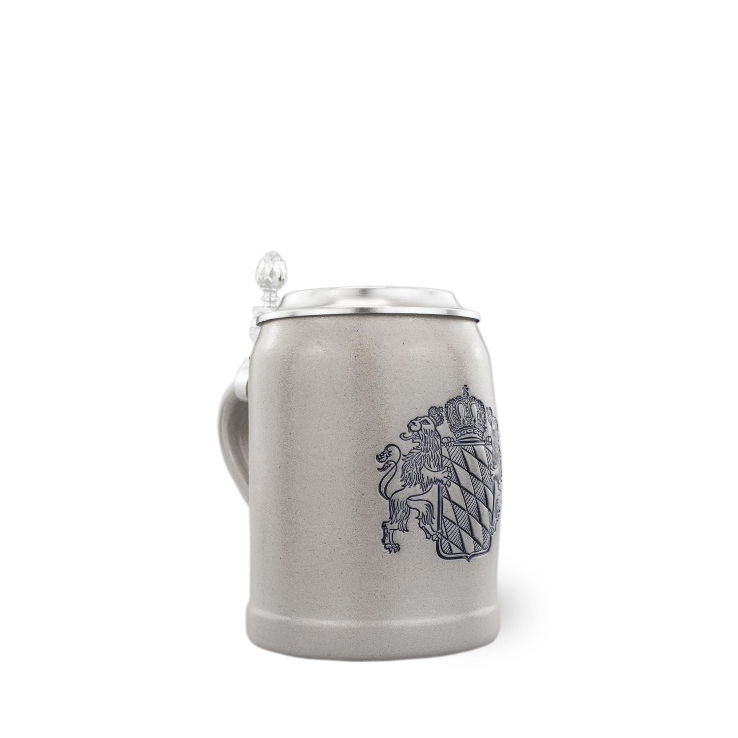 Grauer Bierkrug aus Keramik mit aufgedrucktem blauem Bayernwappen und Zinndeckel.