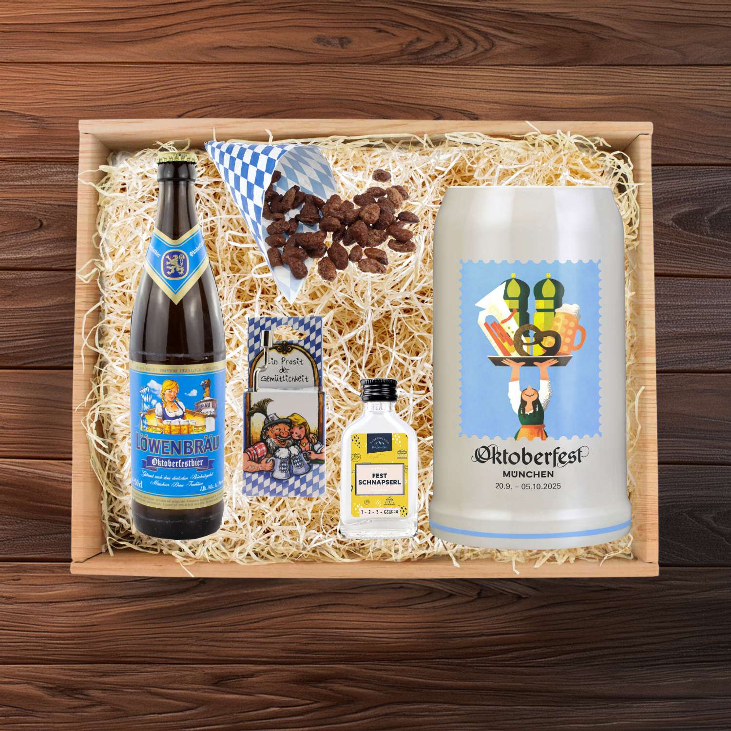 Oktoberfest-Box mit Wiesnkrug, Löwenbräu Bier, gebrannten Mandeln, Fest Schnapserl und Prosit-Karte.