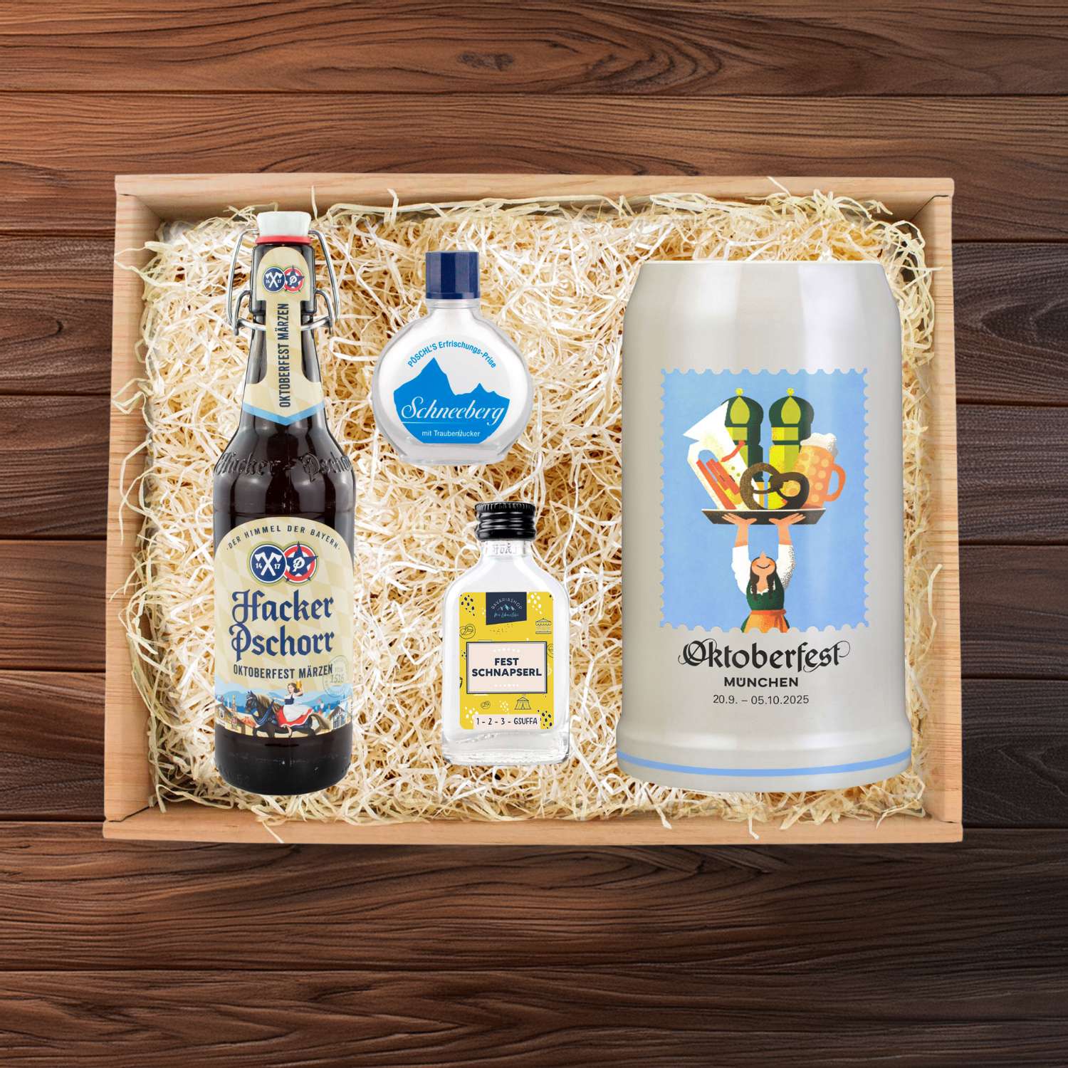 Oktoberfest-Box Offizieller Wiesnkrug mit Bier, Schnaps und Pulver, in Holzkiste mit Heu.
