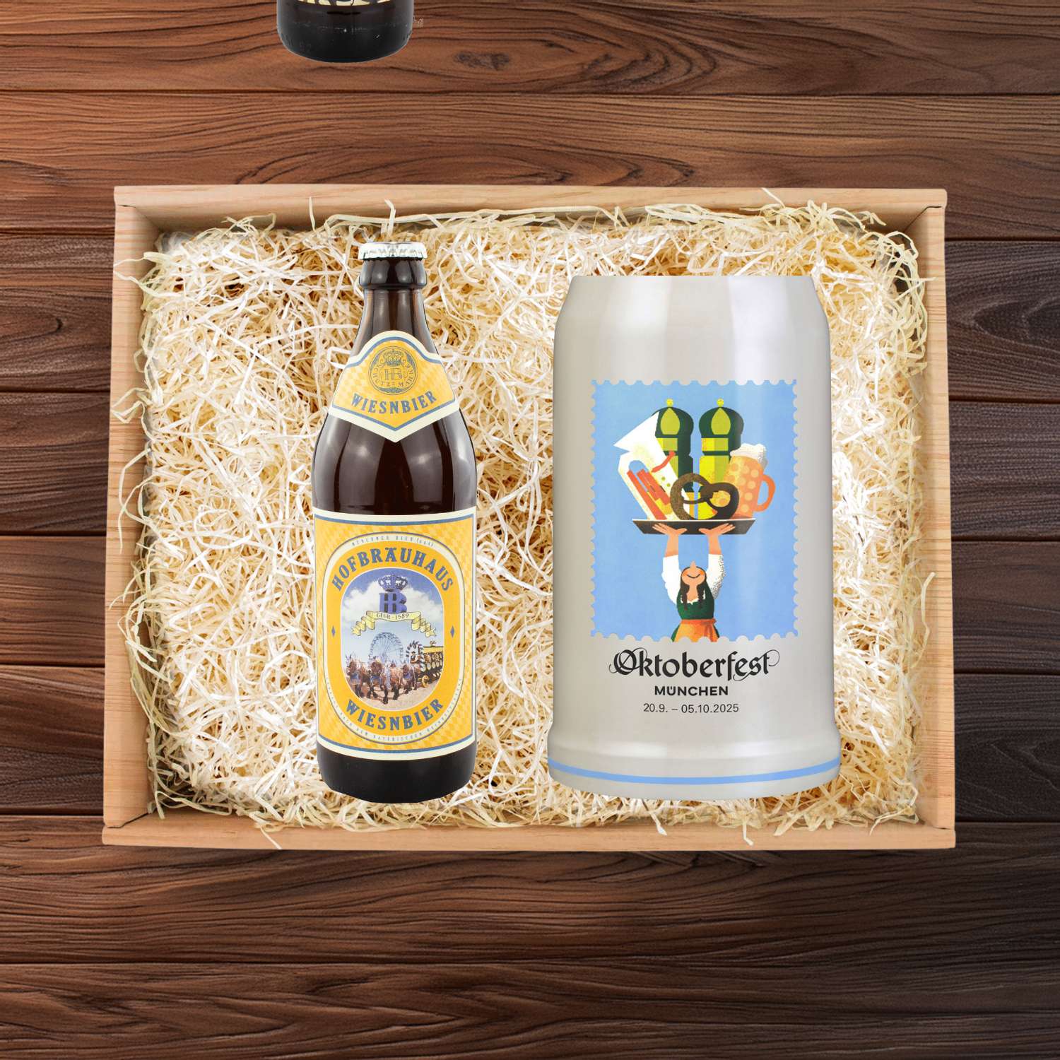 Oktoberfest-Box Wiesnkrug und Bier mit Hofbräuhaus Wiesnbierflasche und Keramikkrug mit Festmotiv im Holzkarton.
