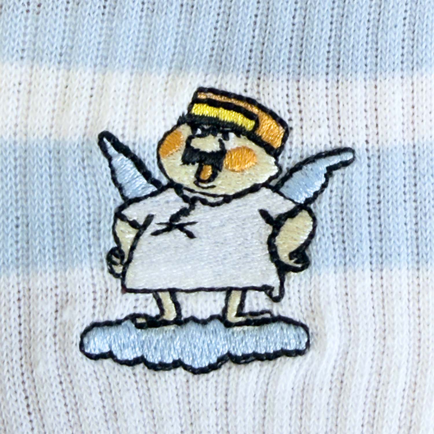 Detailaufnahme der Engel Aloisius Sportsocken mit gesticktem, bayerischem Engel auf Wolke, hellblau-weiß gestreiftem Stoff.
