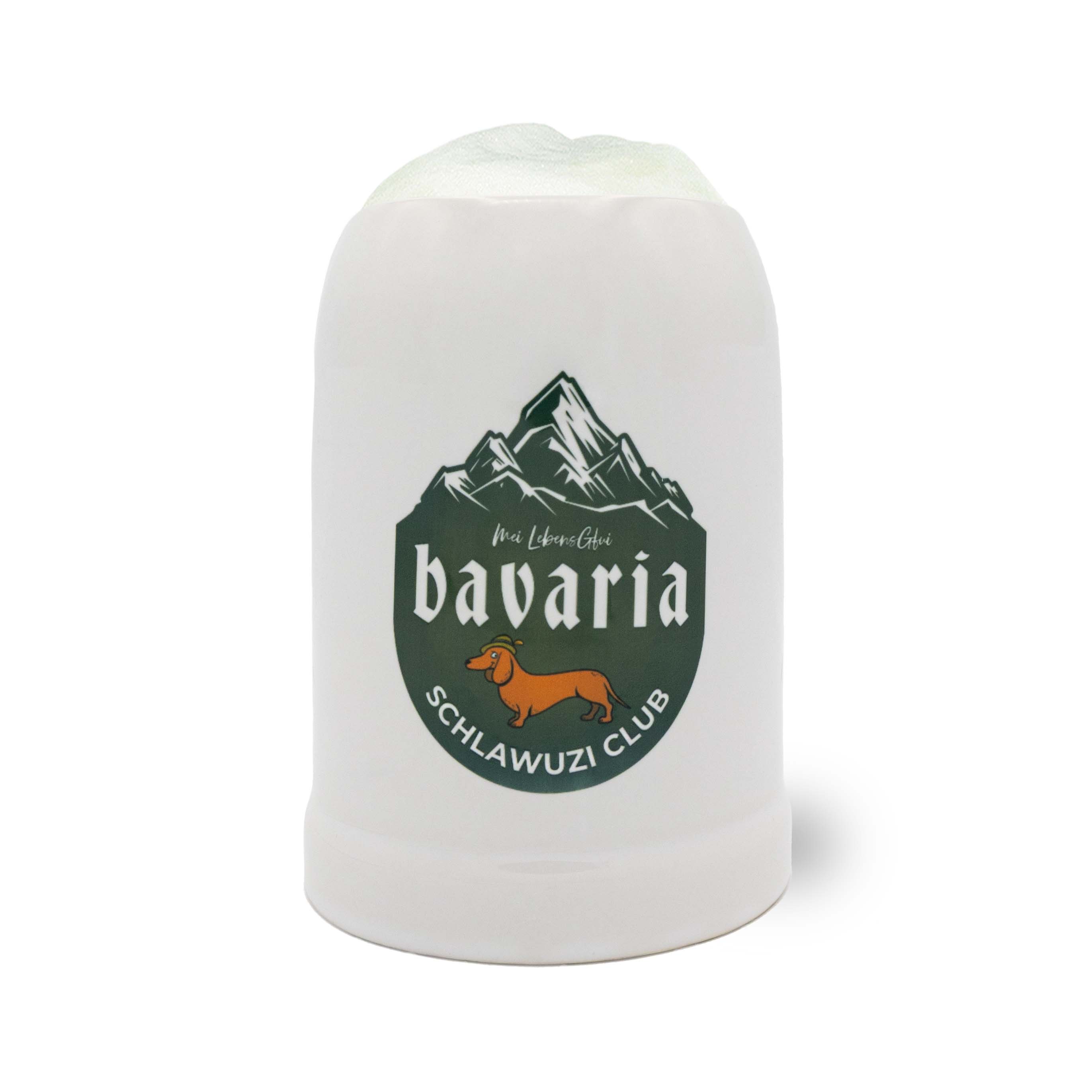 Bierkrug Bavaria Schlawuzi Club mit grüner Berg- und Dackel-Illustration, oberer Rand mit hellem Schaum.