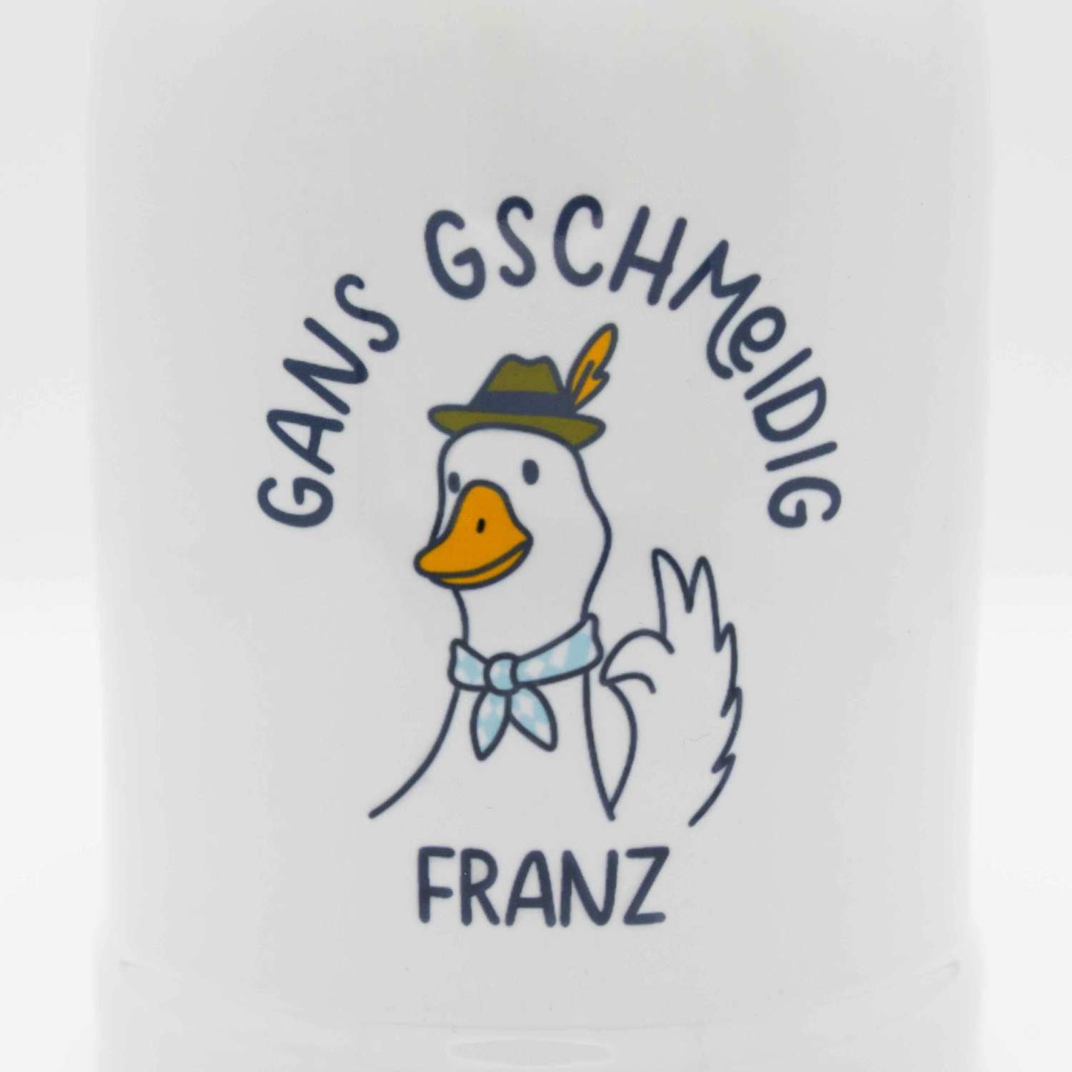 Weißer Bierkrug Gans Gschmeidig personalisierbar mit lustiger Gans im Trachtenoutfit und Aufschrift Franz.