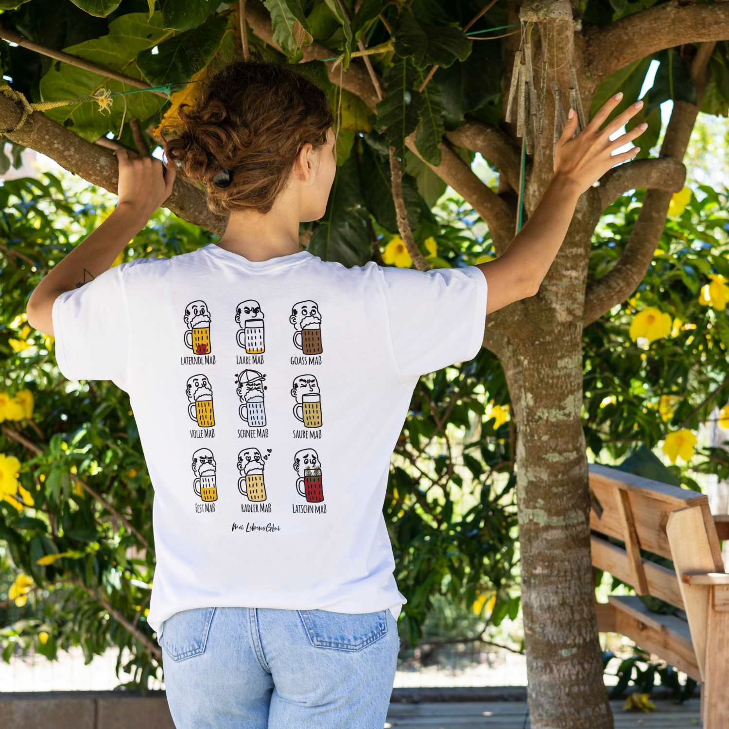 Rückenansicht einer Frau in weißem Damen Rezept T-Shirt Pack Maß mit bayerischen Maßkrug-Zeichnungen.