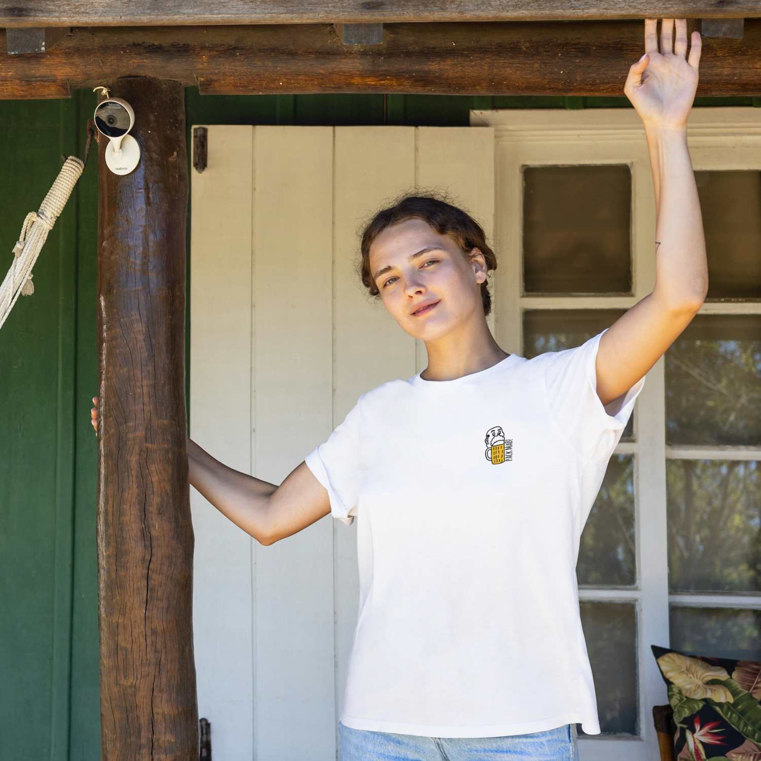 Junge Frau trägt weißes Damen Rezept T-Shirt Pack Maß mit Druck von Bier Krug in ländlicher Umgebung.