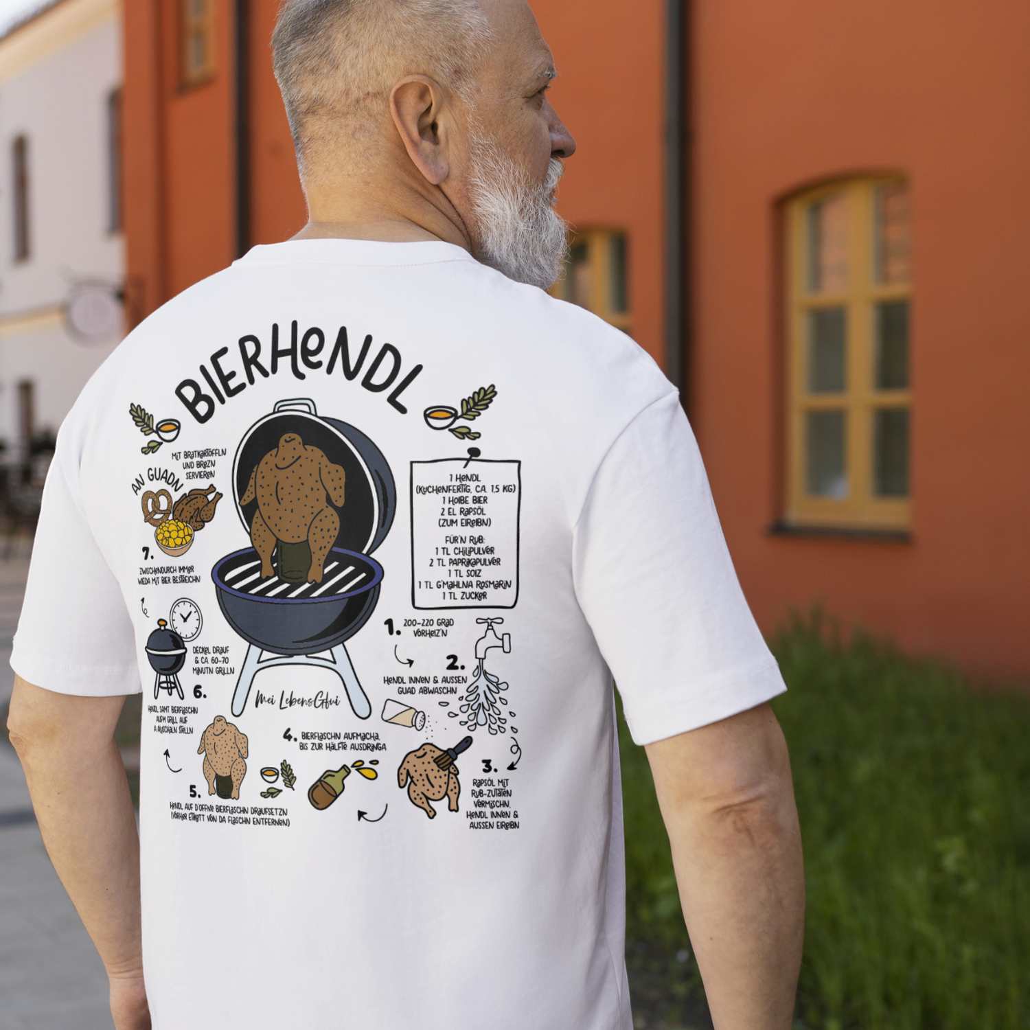 Rückenansicht des Herren Rezept T-Shirts "Bierhendl" mit bayerischem Grillrezept-Siebdruck im Freien.
