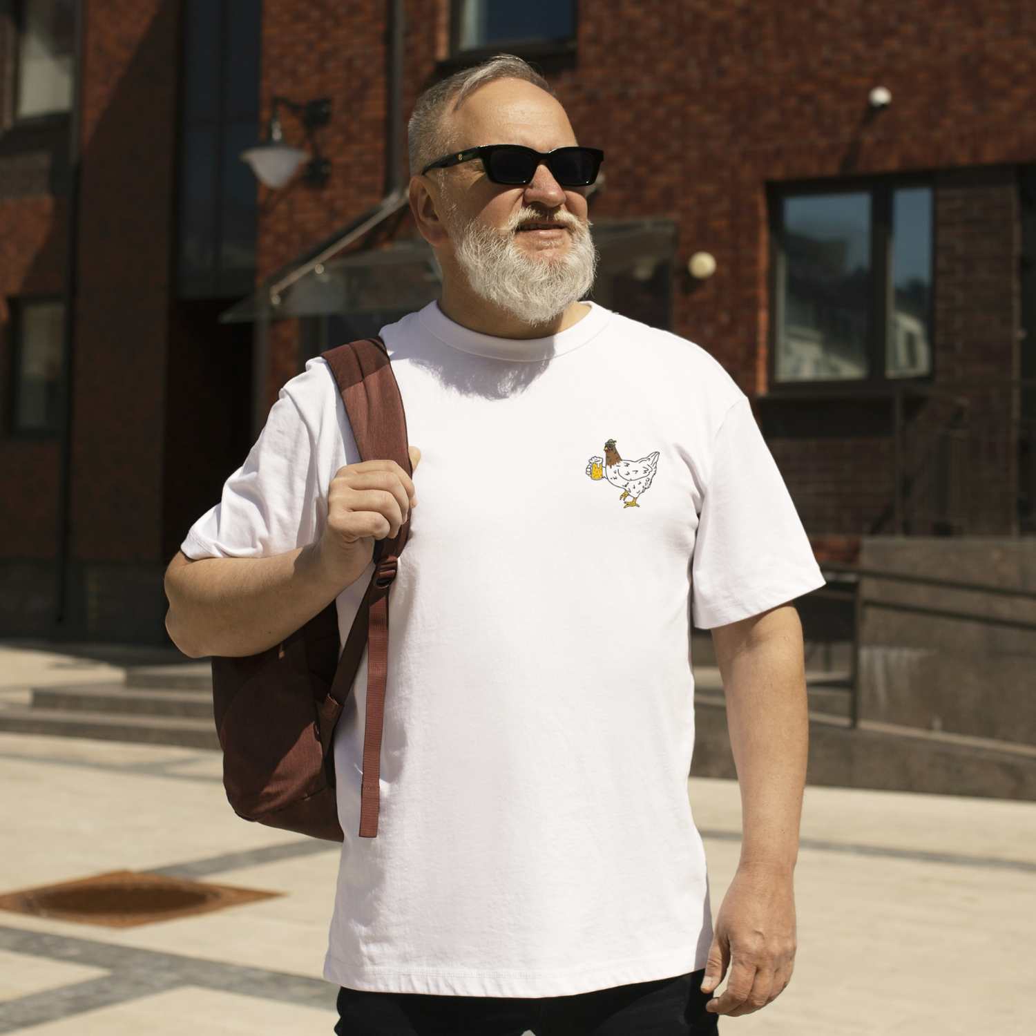 Mann trägt weißes Herren Rezept T-Shirt Bierhendl mit lustigem Hähnchenmotiv und Maßkrug.