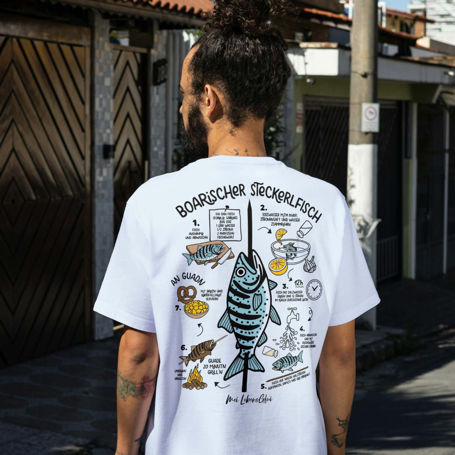 Herren T-Shirt Boarischer Steckerlfisch mit detailreicher Anleitung zum Grillen des Fisches auf weißem Stoff.