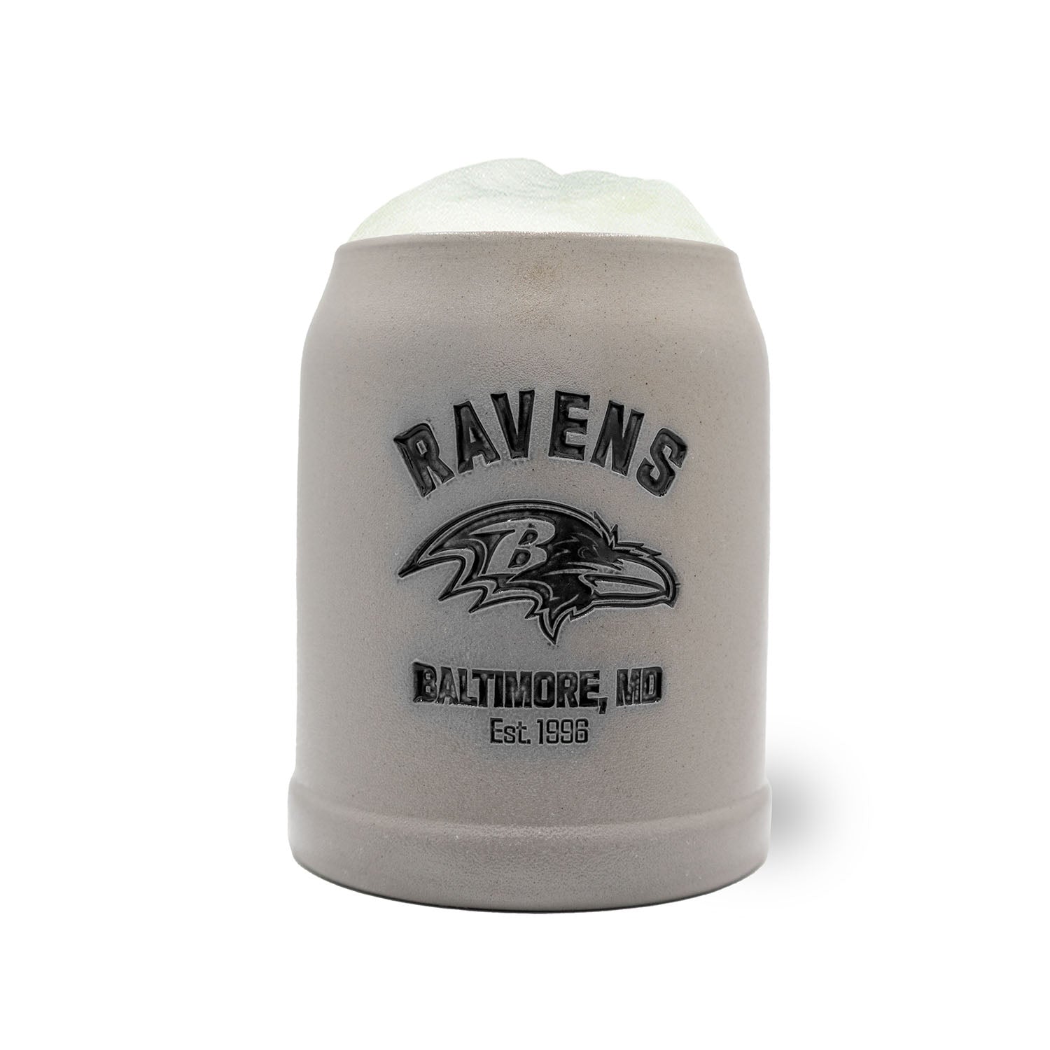 ®NFL PREMIUM Teamkrug Baltimore Ravens aus grauem Steinzeug mit schwarzem Logo, gefüllt mit Schaum.
