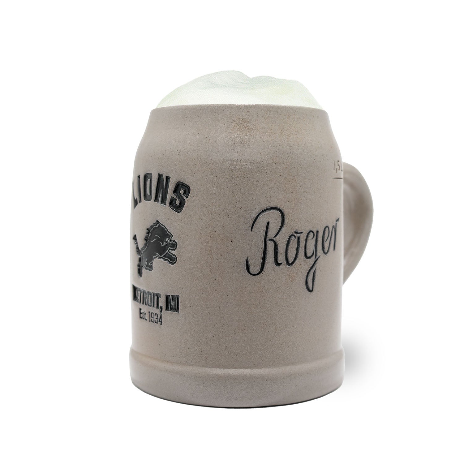 ®NFL PREMIUM Teamkrug Detroit Lions aus grauem Steinzeug mit Löwen-Logo und Schriftzug, gefüllt mit Schaum.