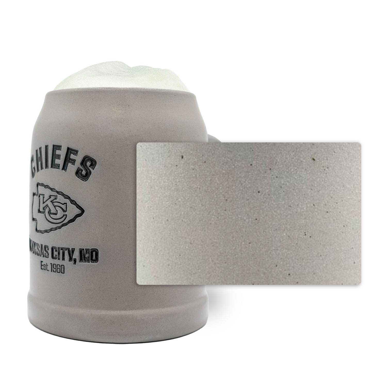 Grauer ®NFL PREMIUM Teamkrug Kansas City Chiefs mit feiner Steinstruktur, gefüllt mit Schaum.