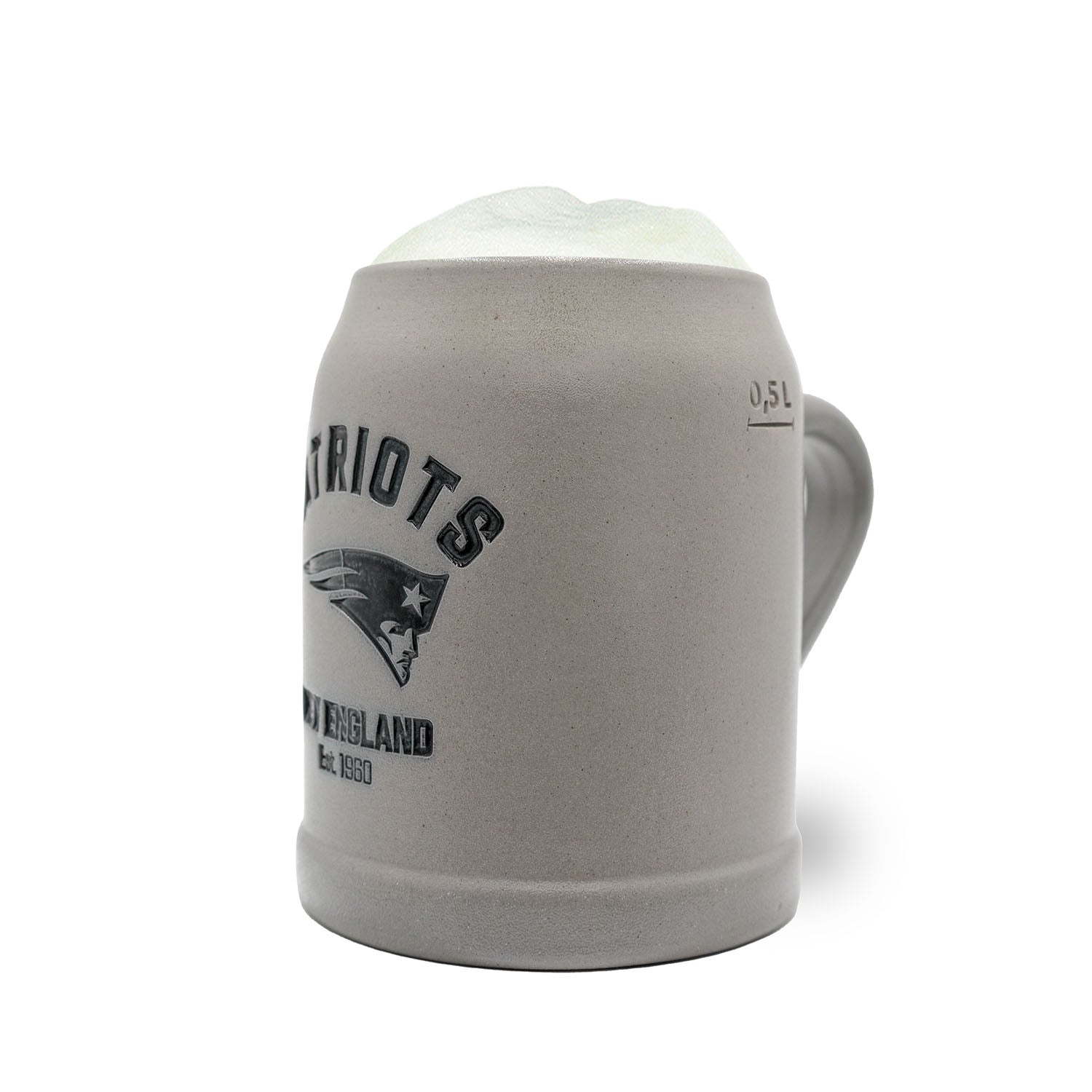 Grauer PREMIUM Teamkrug New England Patriots aus Steingut mit Logo und 0,5 Liter Markierung, gefüllt mit Schaum.