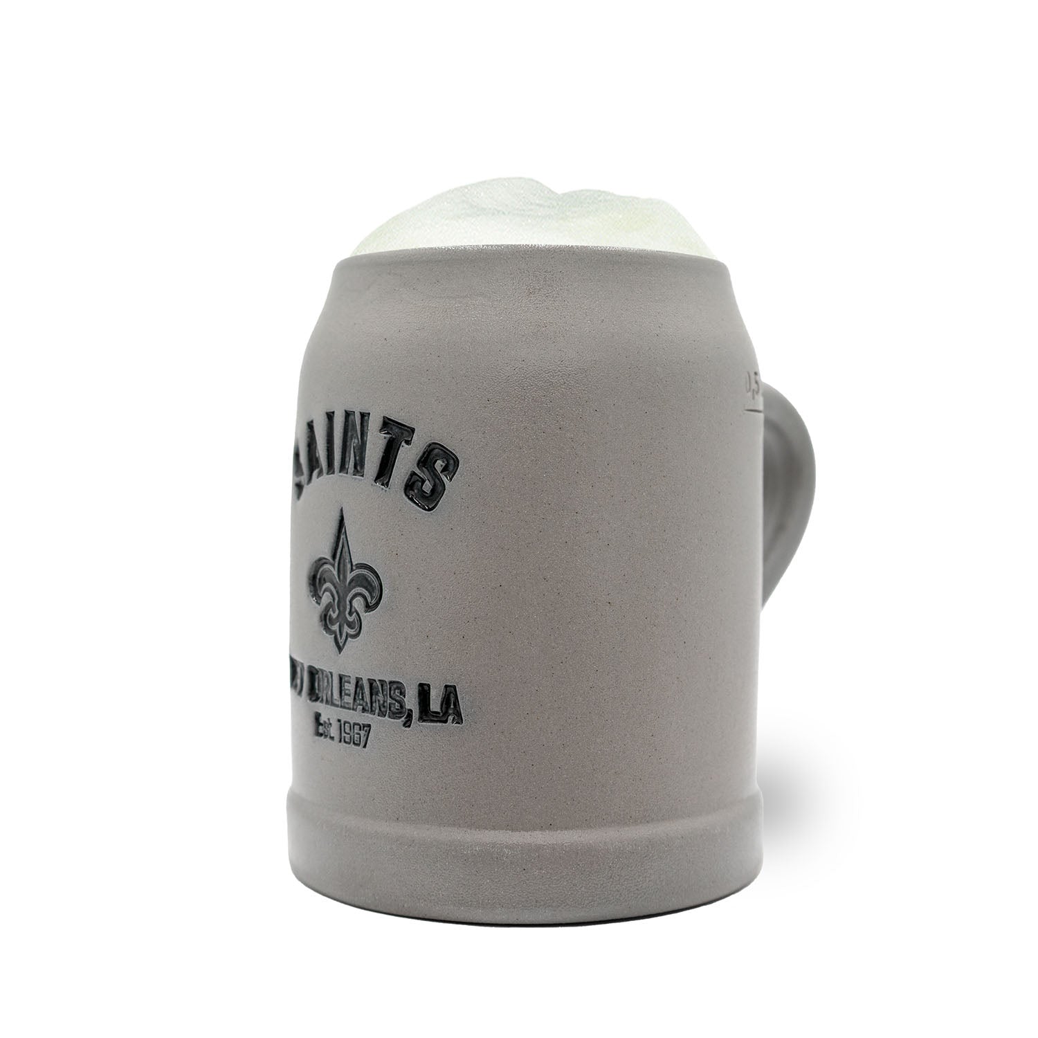 Grauer ®NFL PREMIUM Teamkrug New Orleans Saints aus Keramik mit Team-Logo und Schriftzug, gefüllt mit Schaum.