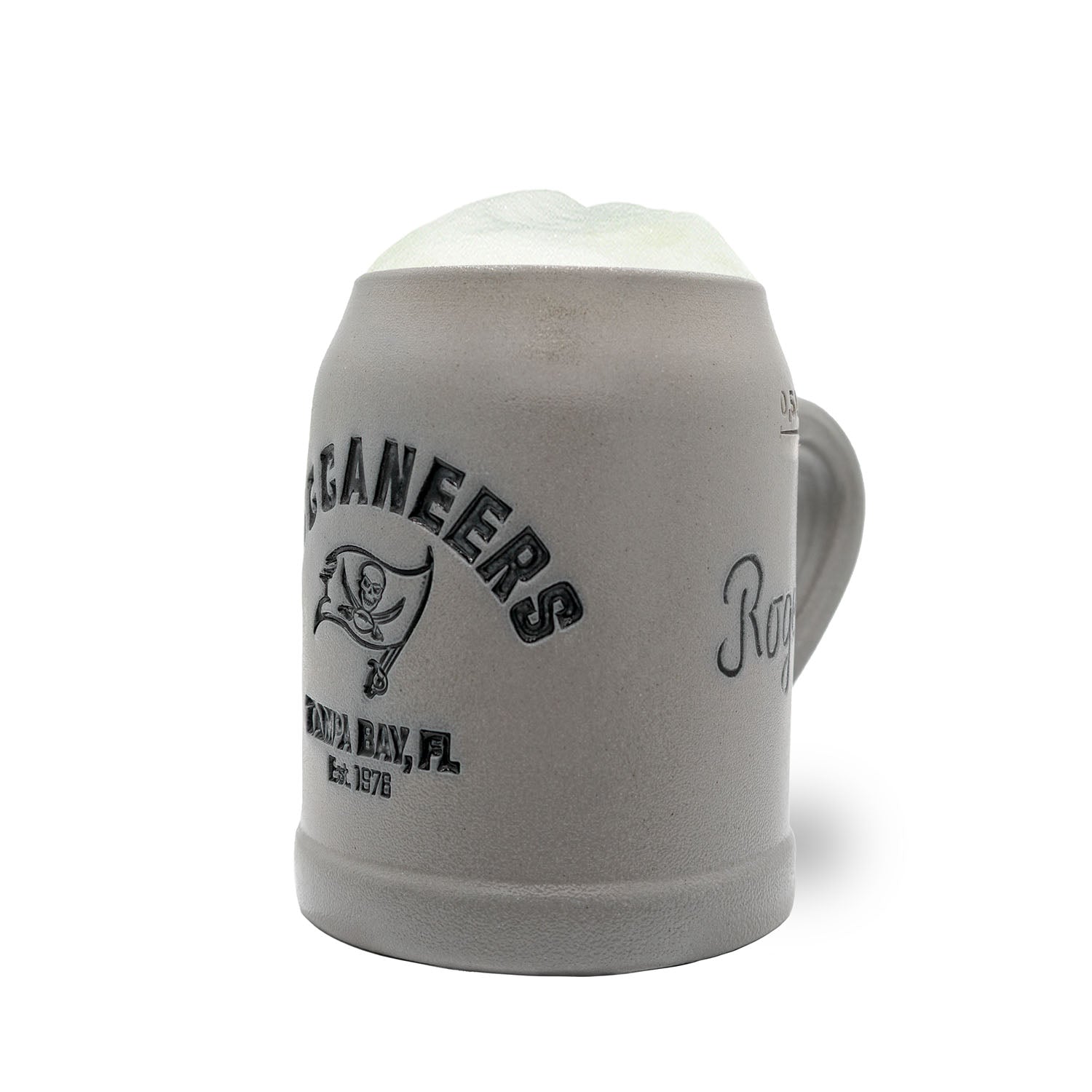 Grauer NFL PREMIUM Teamkrug der Tampa Bay Buccaneers mit Wappen, Schriftzug und Schaumkrone.
