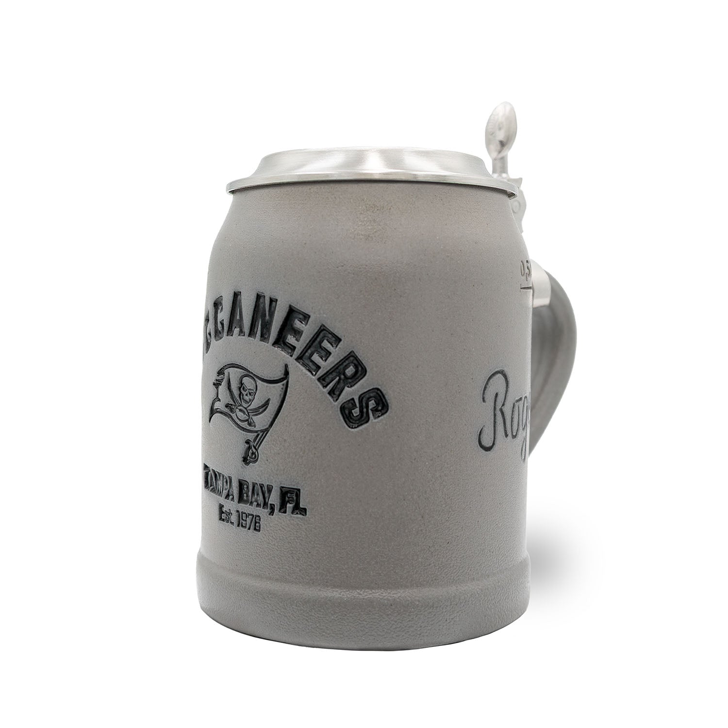 Grauer ®NFL PREMIUM Teamkrug Tampa Bay Buccaneers mit Zinn-Klappdeckel und erhabenem Logo auf der Vorderseite.
