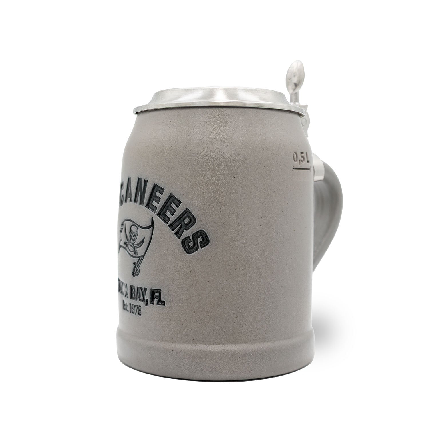 Grauer NFL PREMIUM Teamkrug der Tampa Bay Buccaneers mit Zinn-Deckel und 0,5 Liter Markierung.