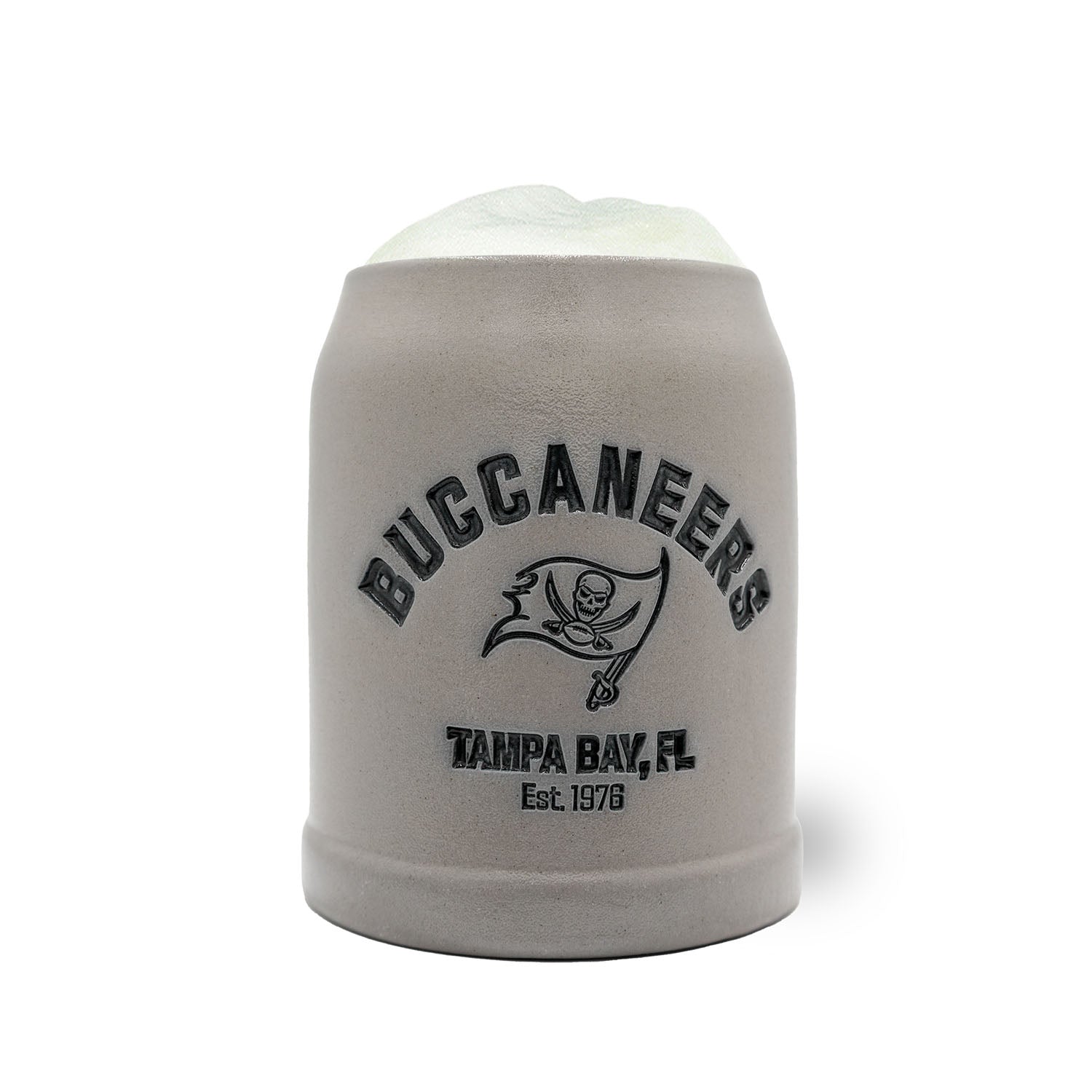 NFL PREMIUM Teamkrug Tampa Bay Buccaneers aus Steinzeug mit dunklem Logo und Schaumkrone, grau.