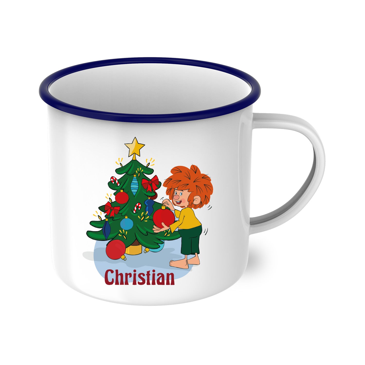®Pumuckl Emaille-Tasse Weihnachten personalisierbar, zeigt Pumuckl beim Schmücken eines Weihnachtsbaums mit Geschenkanhänger