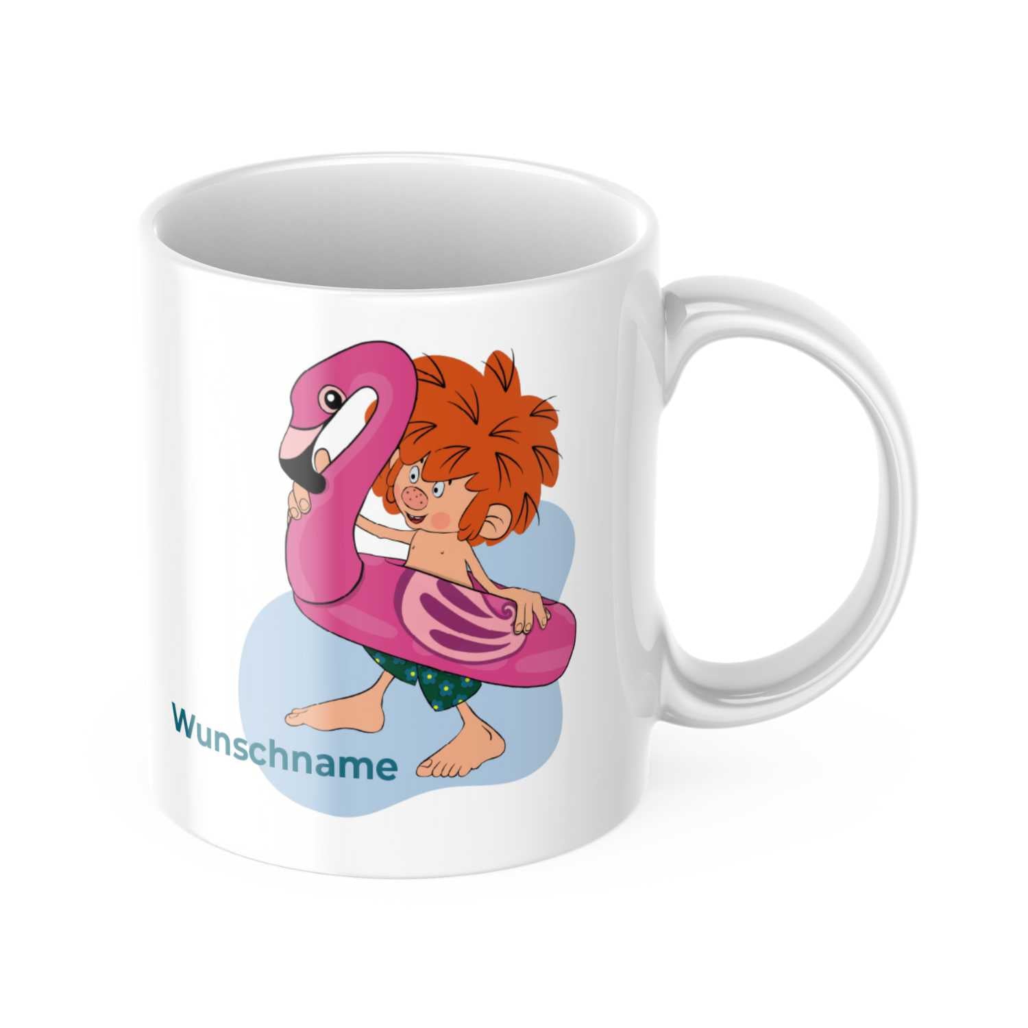 Pumuckl Tasse Badespaß personalisiert mit Kobold im Flamingo-Schwimmring und personalisierbarem Wunschnamen