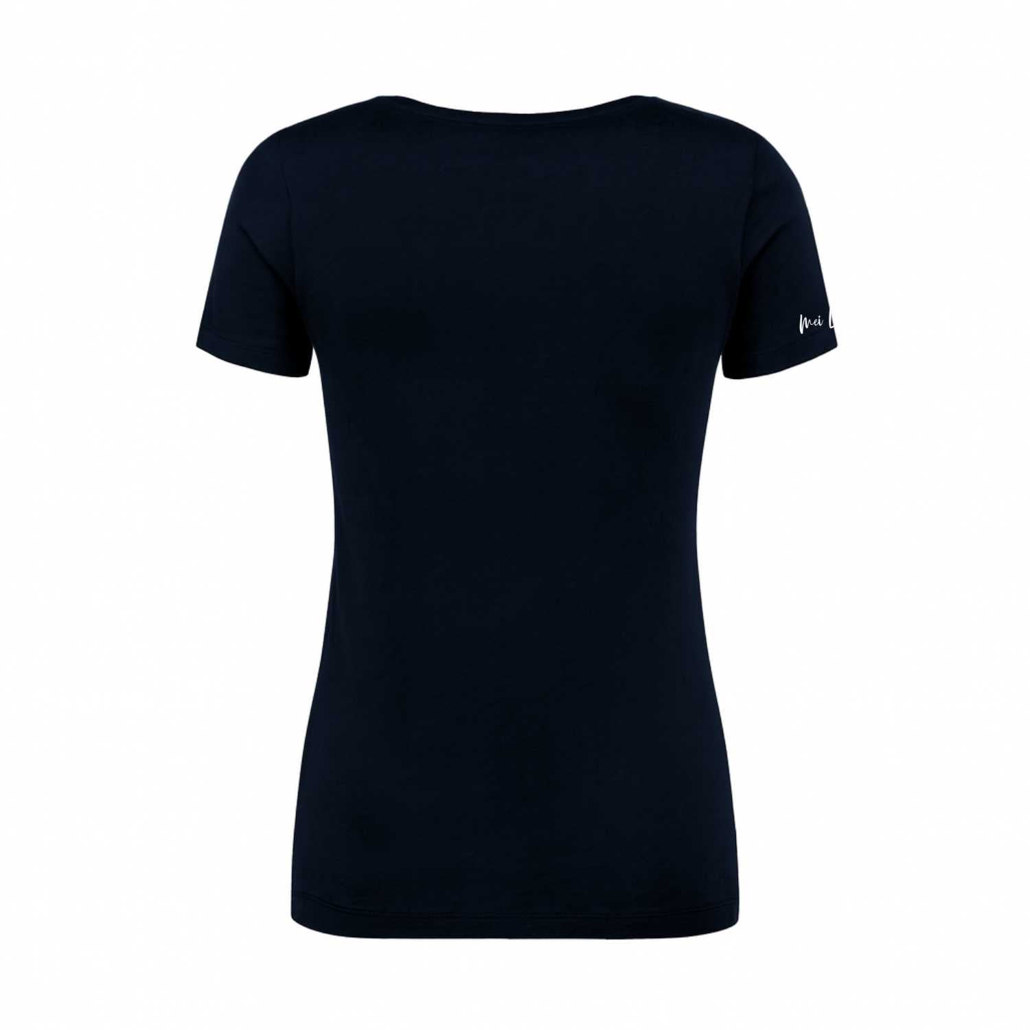 Rückansicht des schwarzen Damen T-Shirts Bring ma no a Hoibe mit kurzer Ärmel und dezentem Logo am Ärmel.