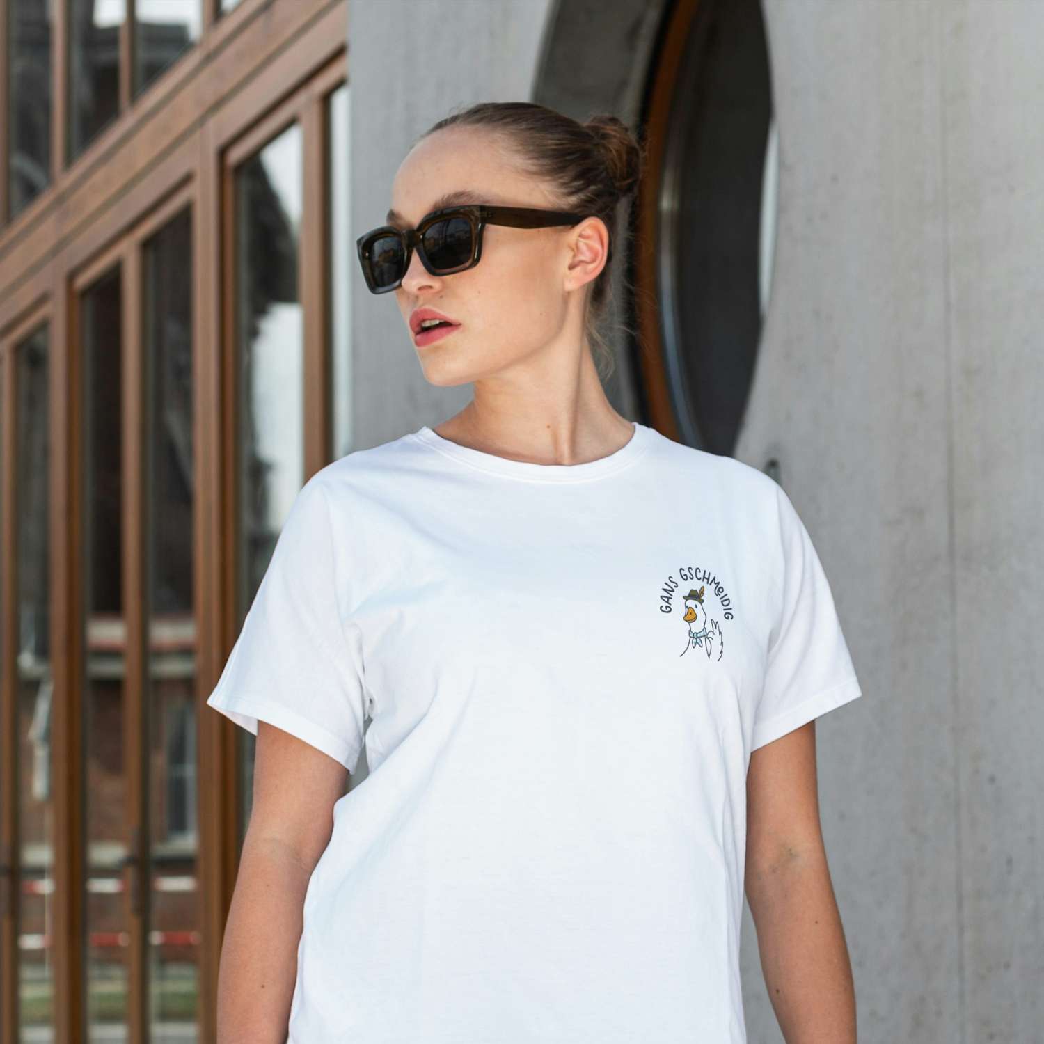 Weißes Damen T-Shirt "Gans gschmeidig" mit cooler Gans samt Trachtenhut als Motiv am Ärmel.
