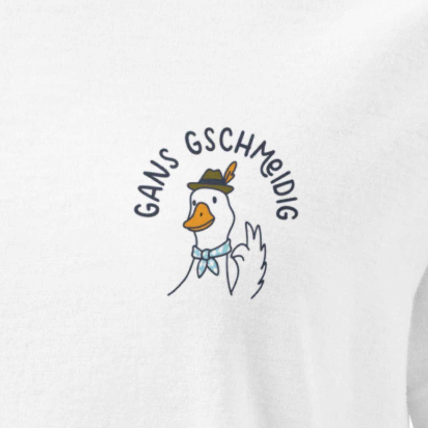 Damen T-Shirt Gans gschmeidig mit lustiger Gans im Trachtenhut und Halstuch, ziert den Brustbereich des weißen Shirts.