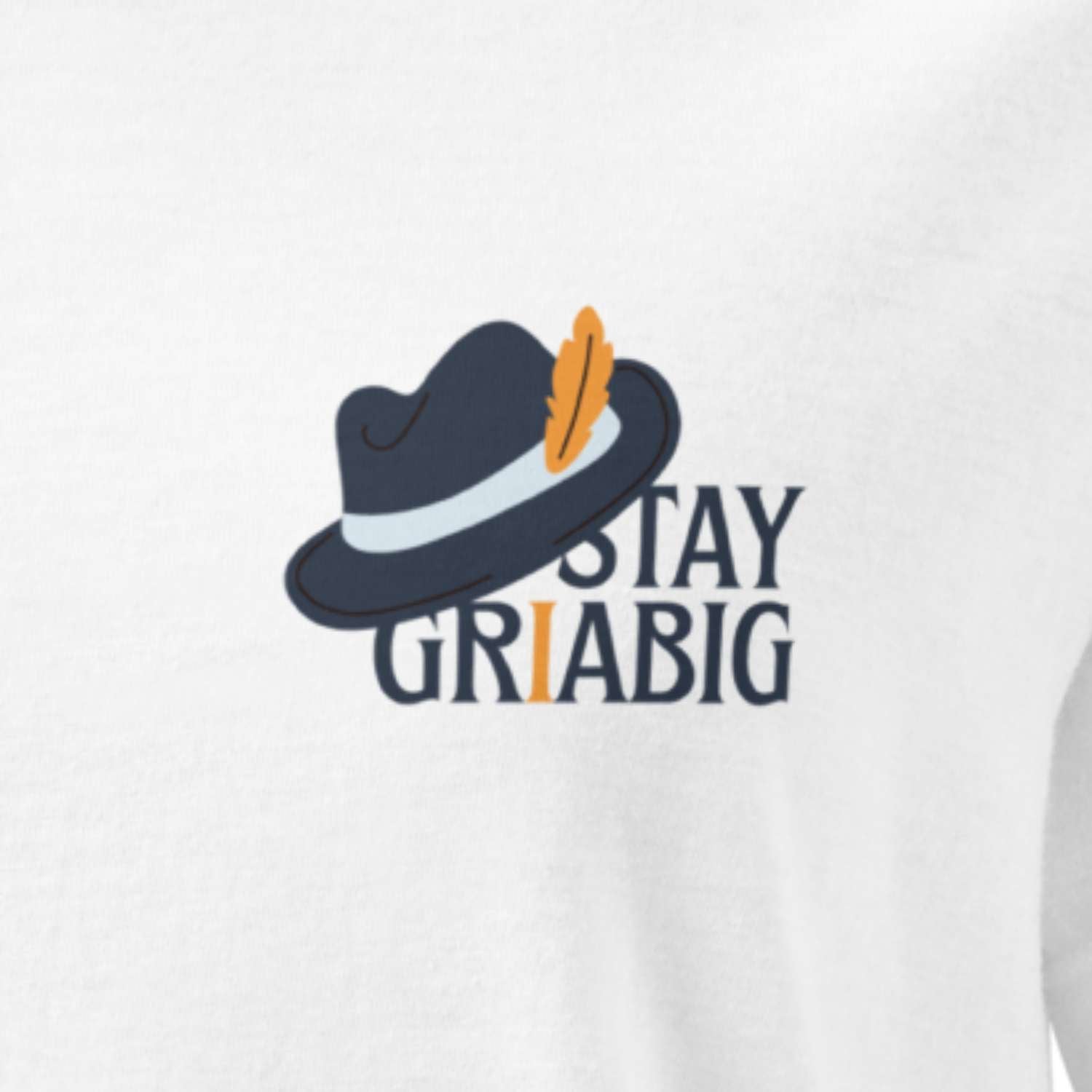 Damen T-Shirt Stay Griabig mit bayrischem Hut und Feder auf weißem Stoff, Detailansicht.