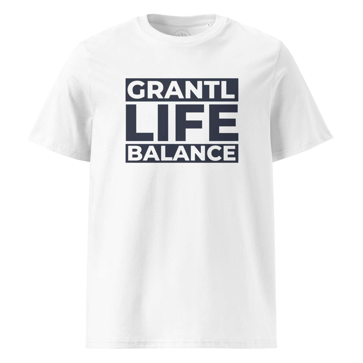 Weißes Herren T-Shirt "Grantl Life Balance" mit großem, dunkelblauem Aufdruck mittig auf der Brust.