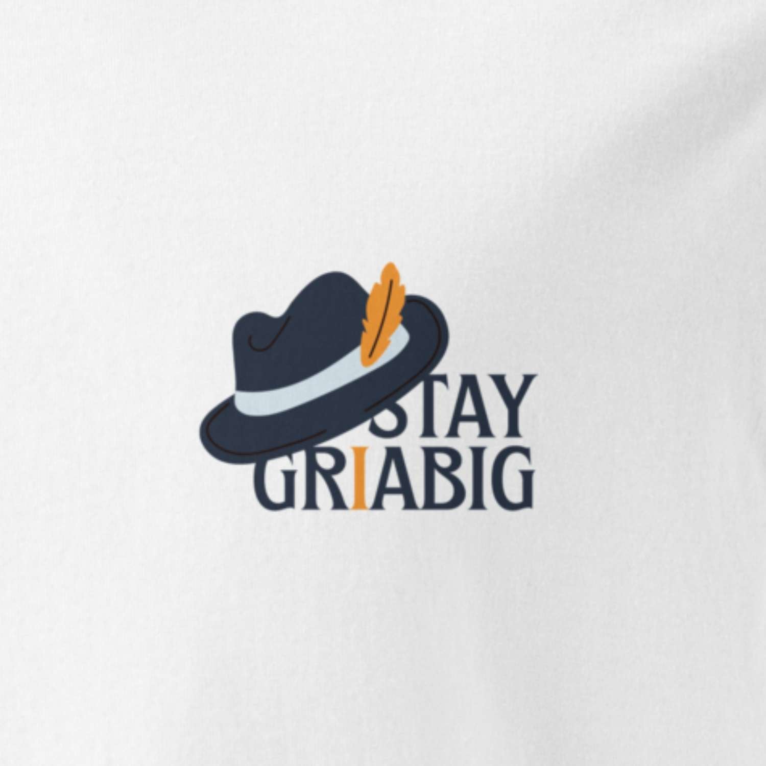 Herren T-Shirt Stay Griabig mit dunkelblauem Hut Motiv, weißem Band und orangefarbener Feder.