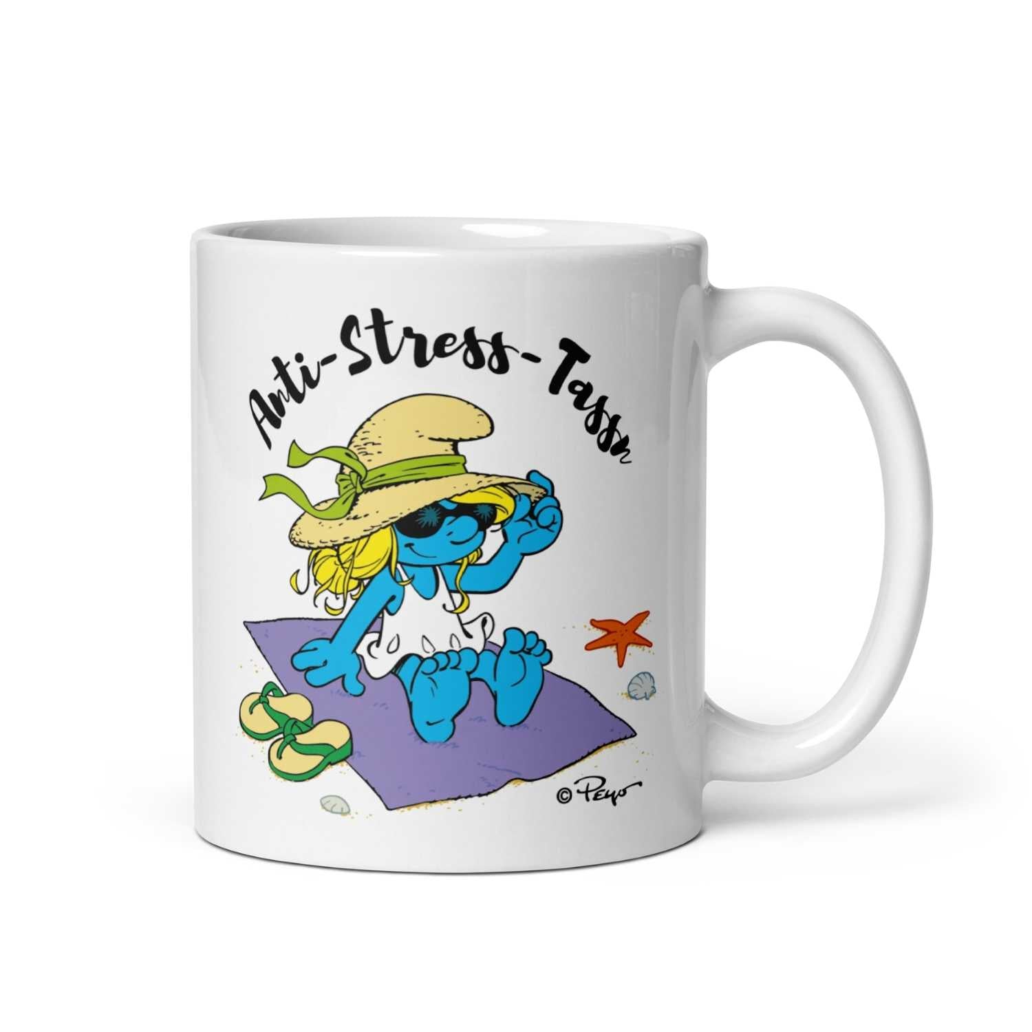 Schlümpfe Tasse Anti Stress Damen, weiß, mit Schlumpfine im Badeanzug, Hut und Sonnenbrille entspannend am Strand.