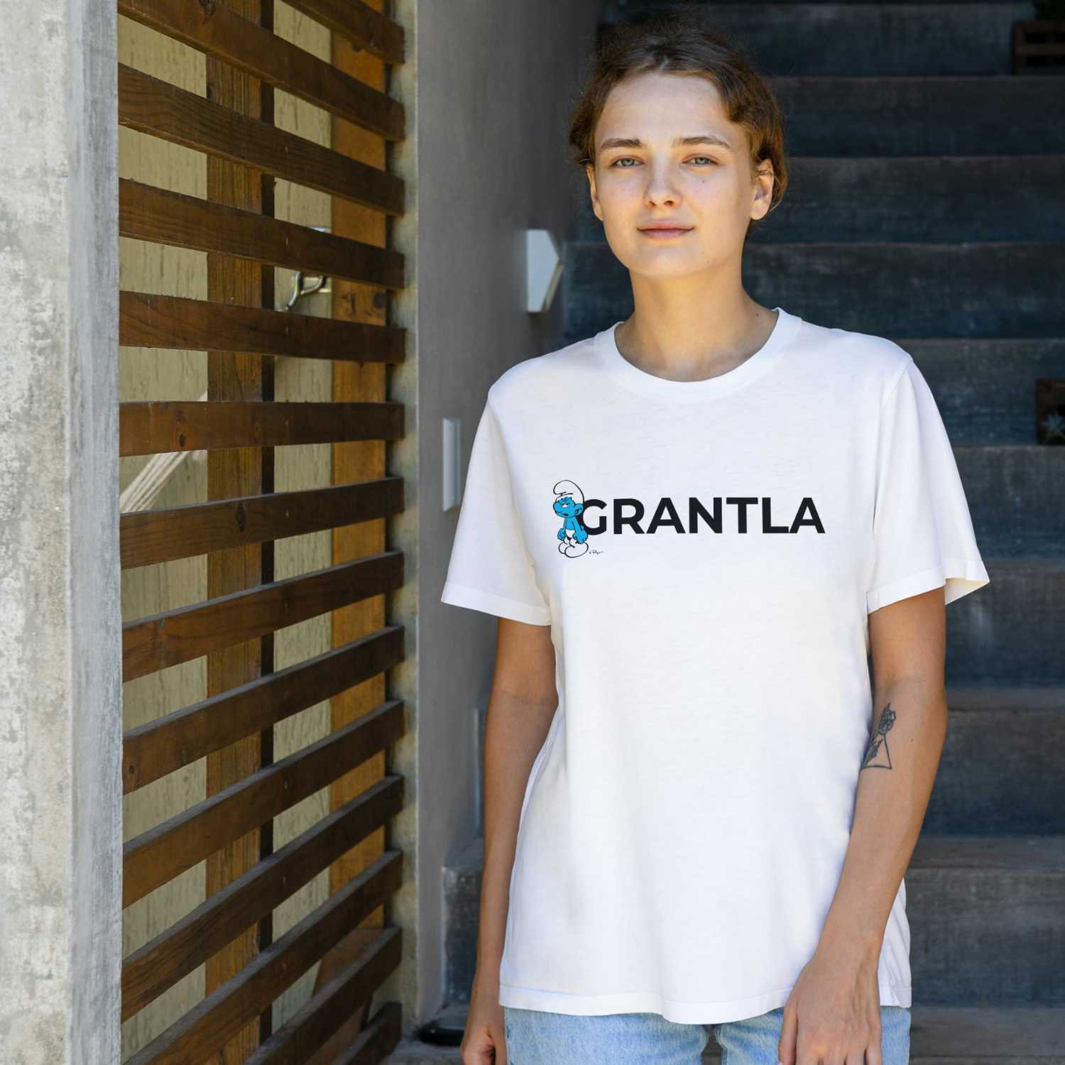 Damen T-Shirt Grantla von Die Schlümpfe, weiß mit blauem Grantla-Schlumpf, von Model getragen.