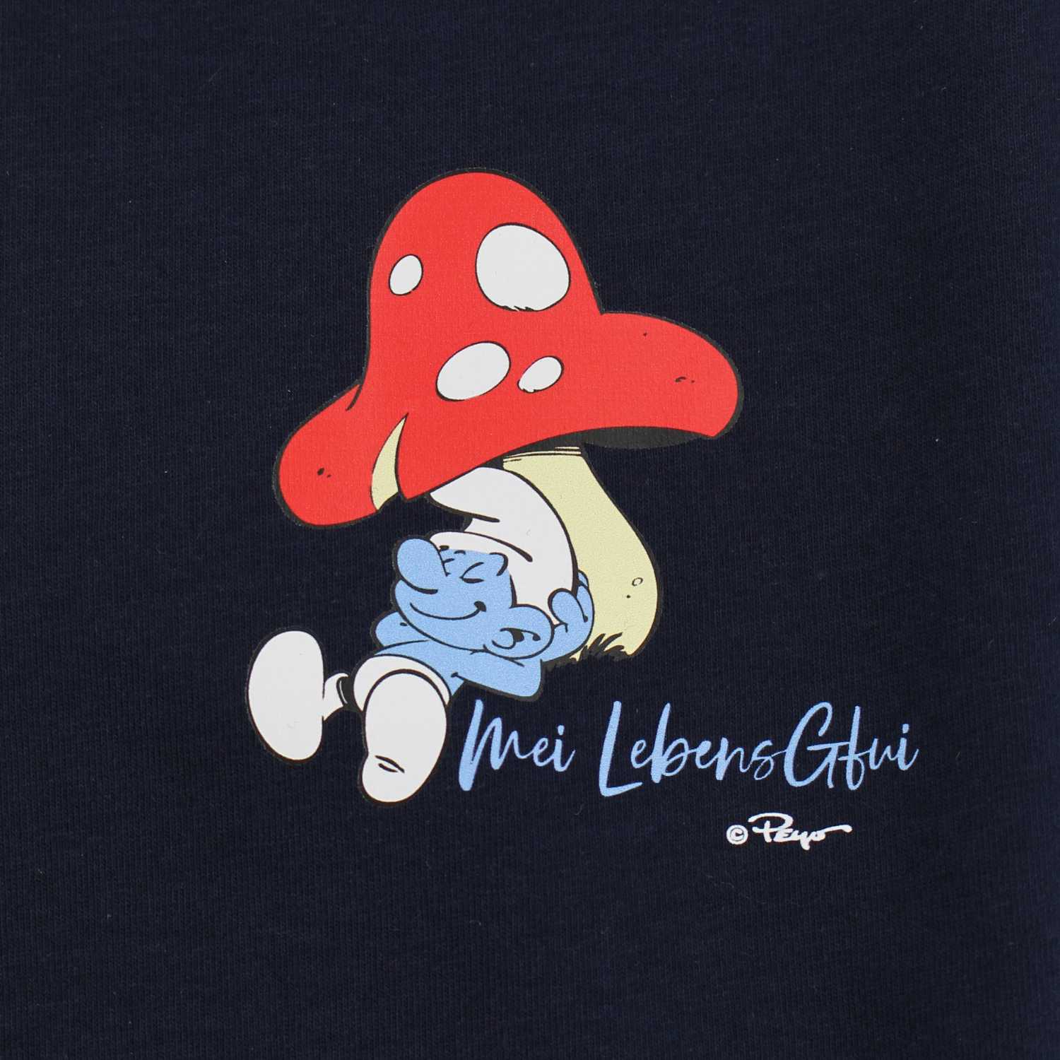 Damen T-Shirt mit Aufdruck: Ein verträumter Schlumpf liegt unter einem großen roten Pilz auf blauem Stoff.