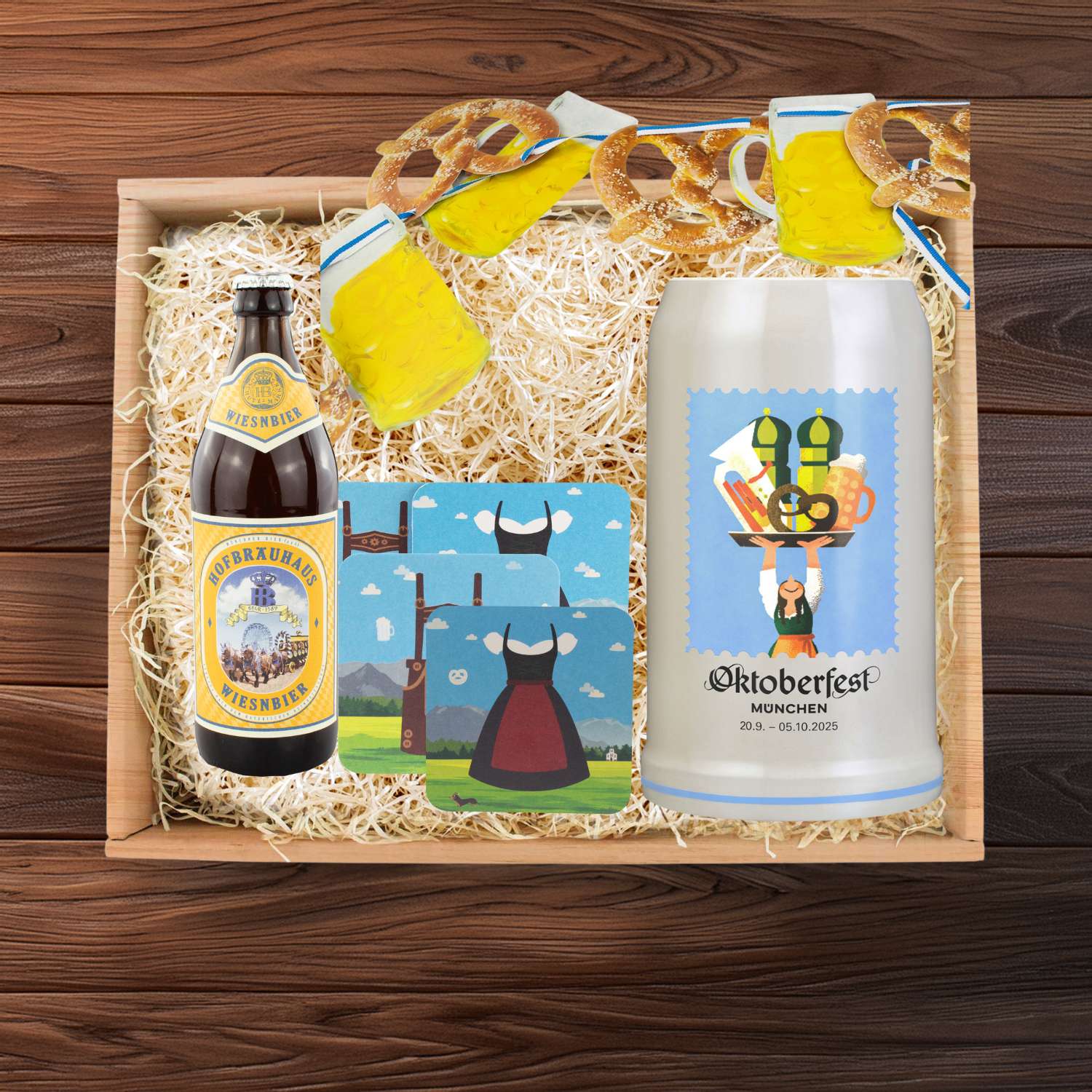 Oktoberfest-Box Wiesnkrug & Deko mit Bierflasche, Untersetzern und Deko-Brezelgirlande in Holzkiste.