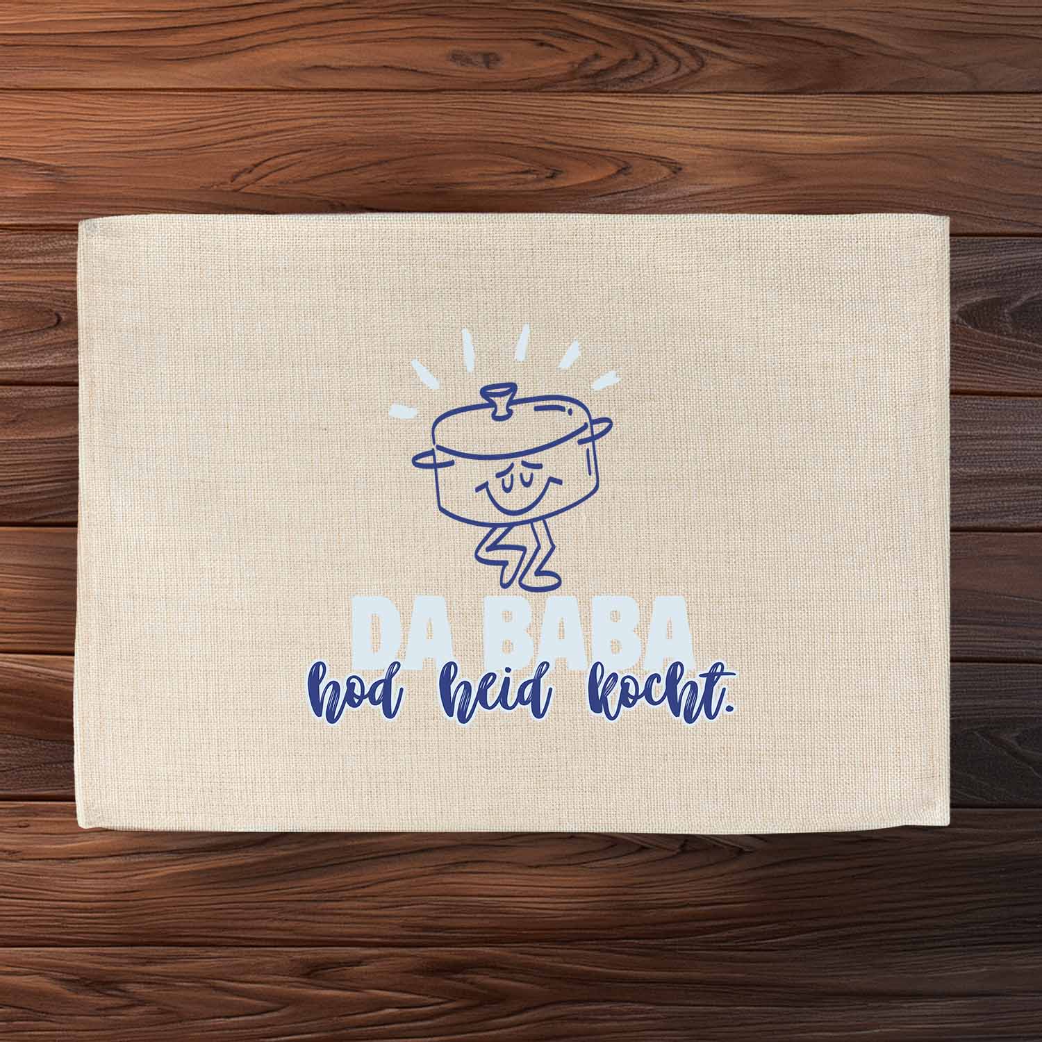 Tischset Da Baba hod heid kocht mit blauem Topf-Motiv und Schriftzug auf beigefarbenem Stoff.