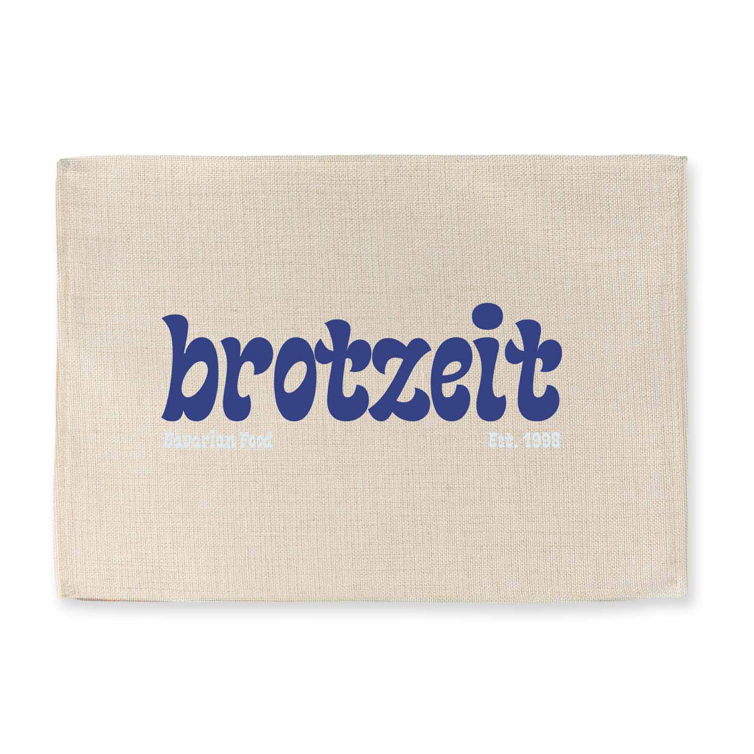 Tischset Brotzeit est. 1998 in Leinenoptik mit dunkelblauem Schriftzug auf hellem Hintergrund.