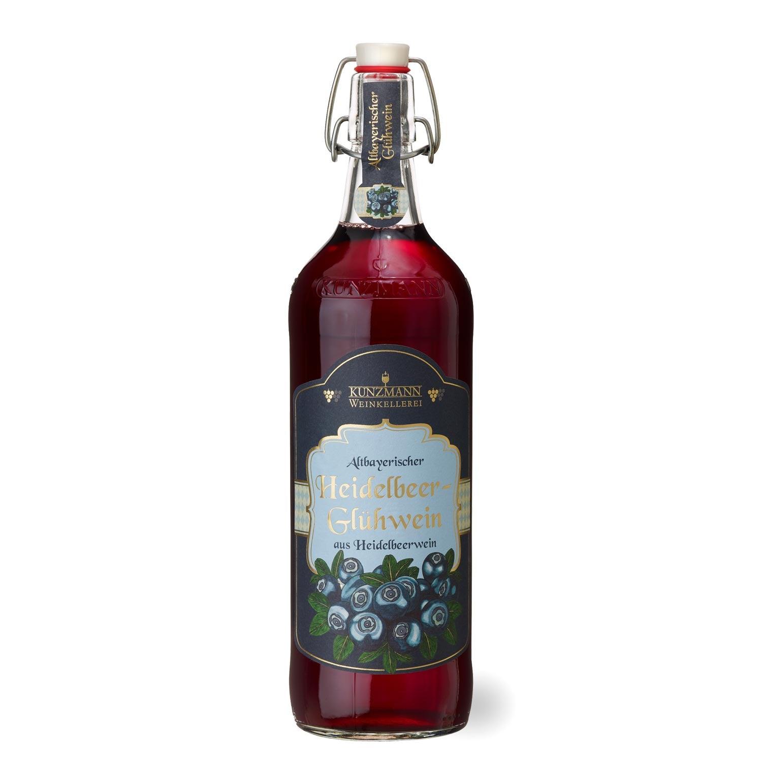 Flasche Altbayerischer Heidelbeer Glühwein mit elegantem Etikett und Heidelbeermotiven, roter Inhalt.
