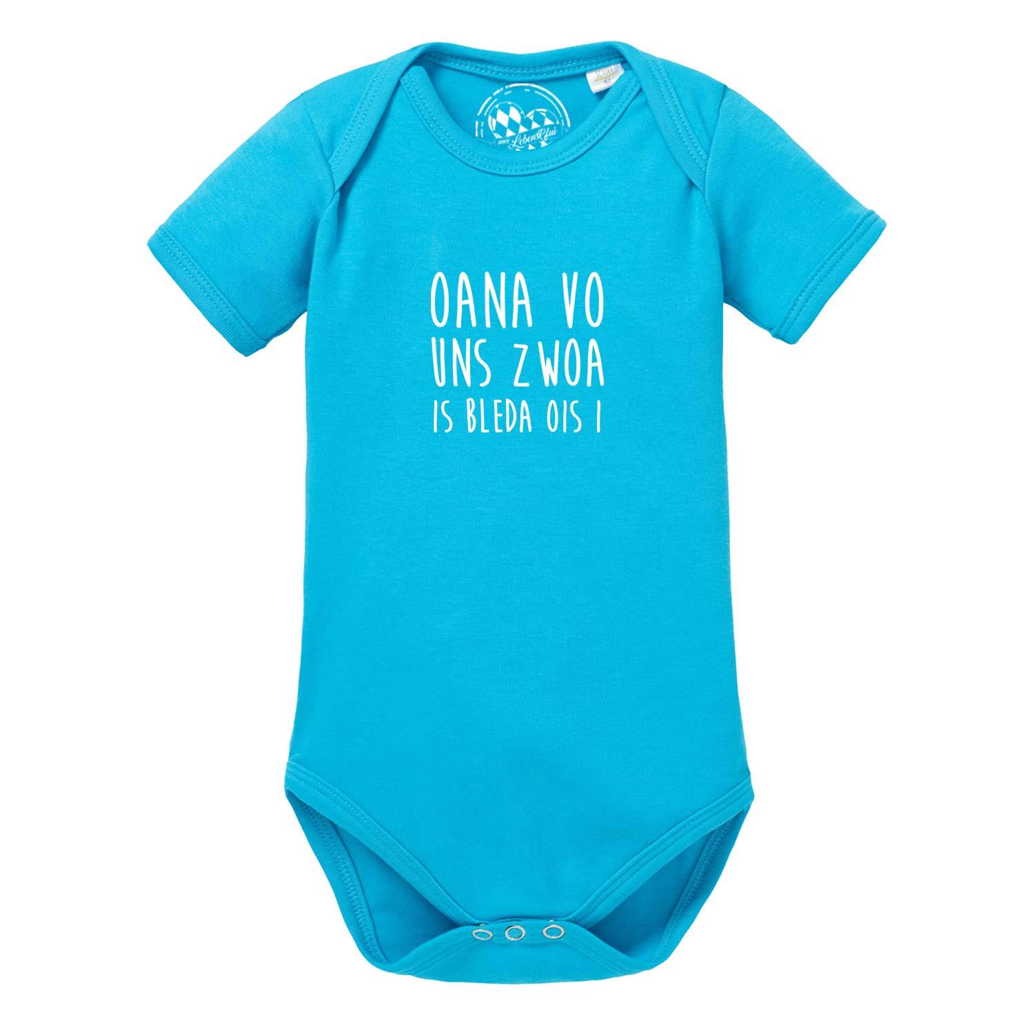 Türkisfarbener Baby Body "Bleda ois i!" mit weißem Print Spruch und kurzen Ärmeln.