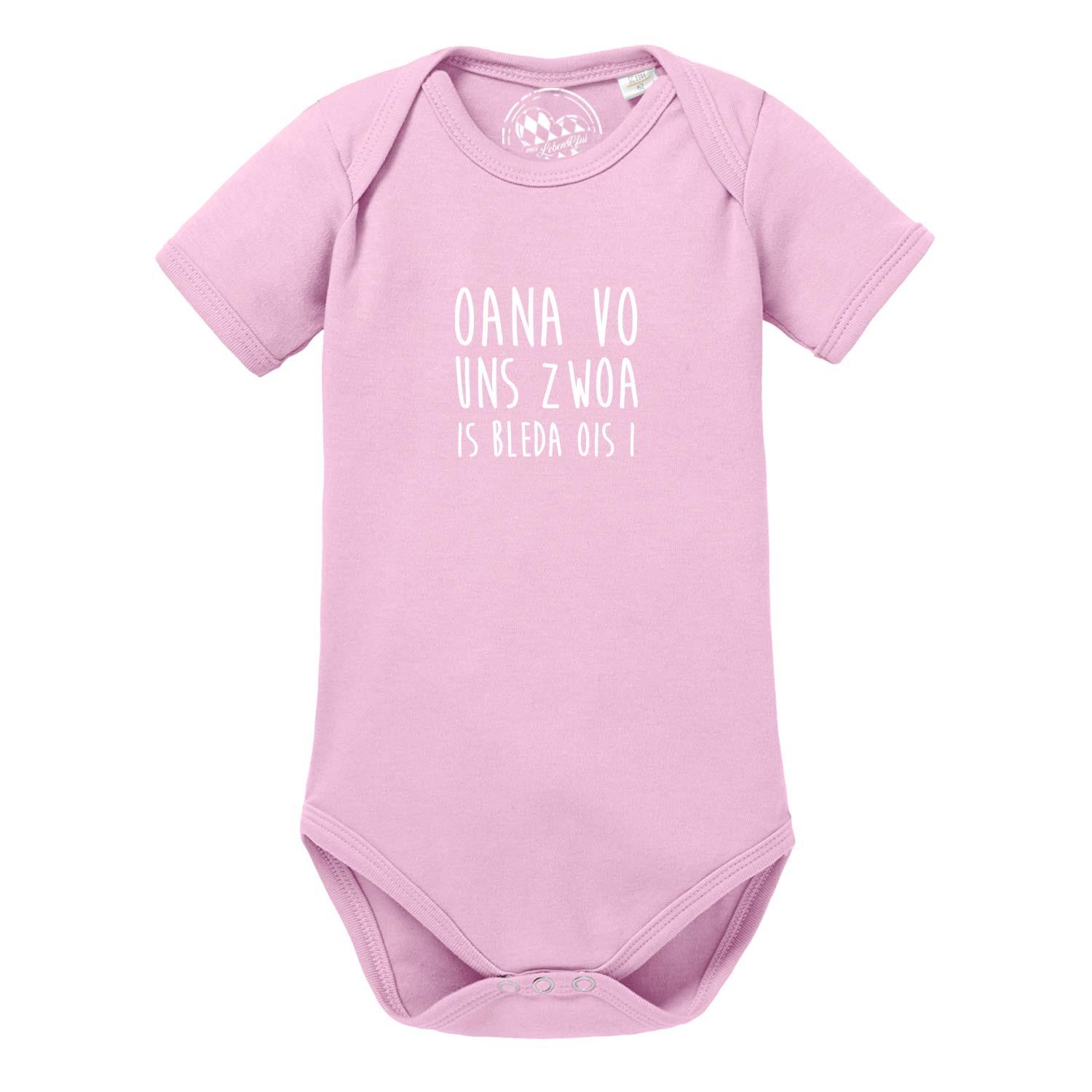 Rosa Baby Body Bleda ois i mit weißem Spruch und kurzen Ärmeln.