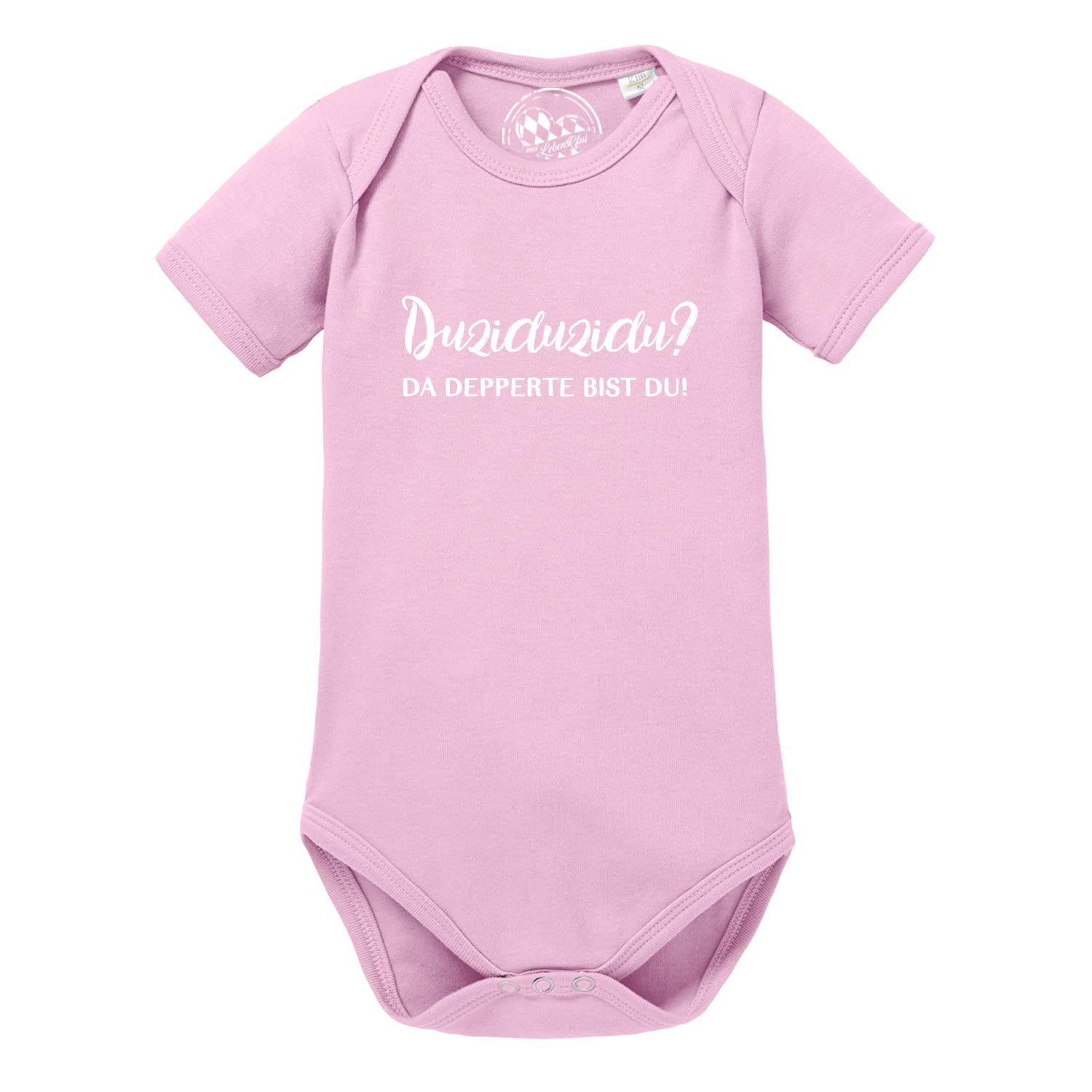 Babymädchen Body Duziduzidu in zartem Rosa mit weißem Spruch und kurzen Ärmeln aus Bio-Baumwolle.