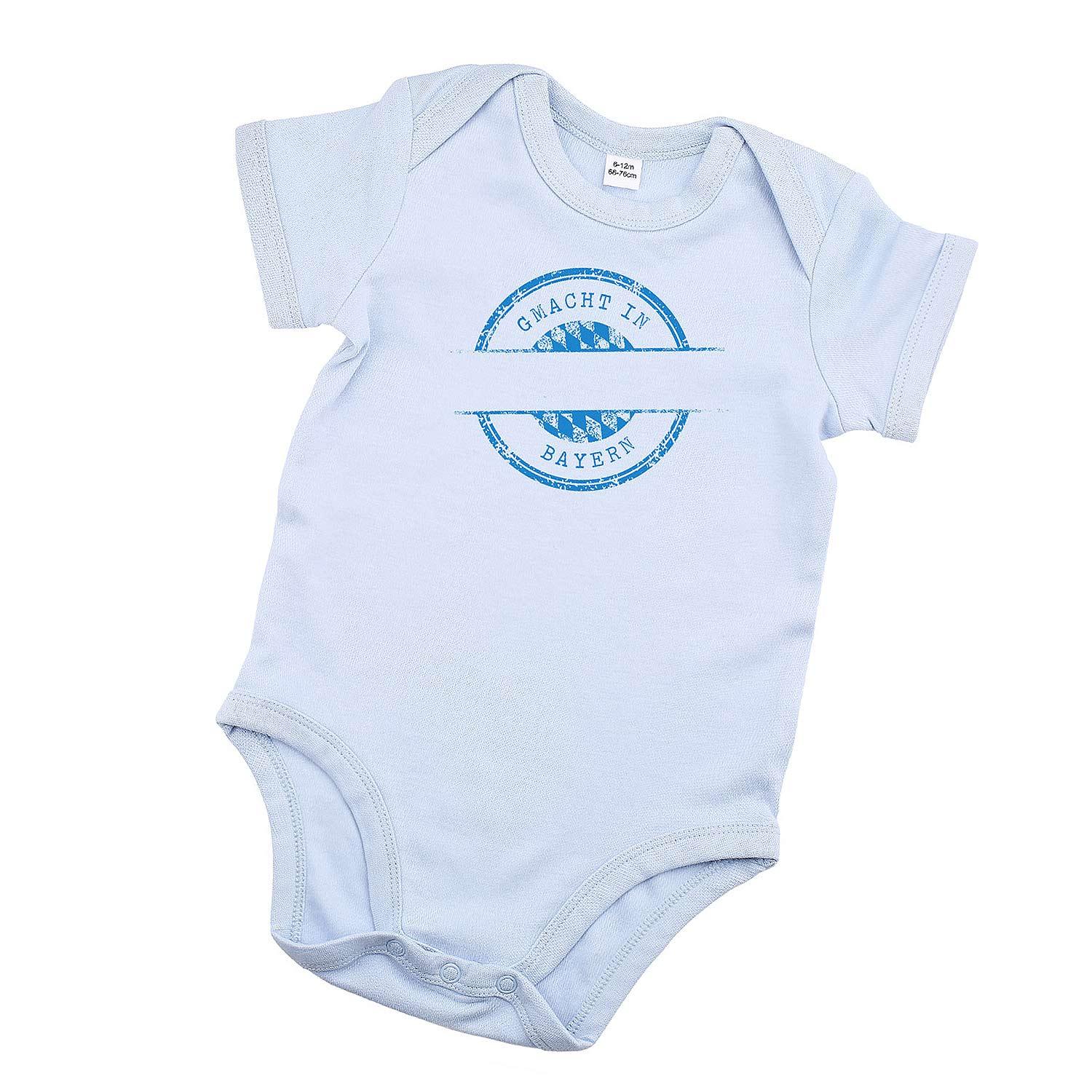 Blauer Baby Body "gmacht in Bayern" mit bayerischem Muster und Platz für Wunschnamen, kurzärmlig.