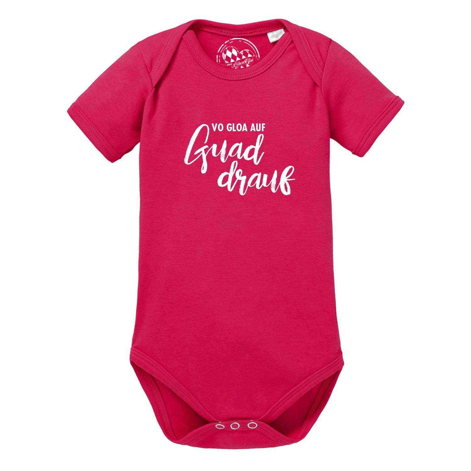 Baby Body guad drauf in leuchtendem Pink mit weißem Schriftzug "vo gloa auf guad drauf" und Druckknöpfen.