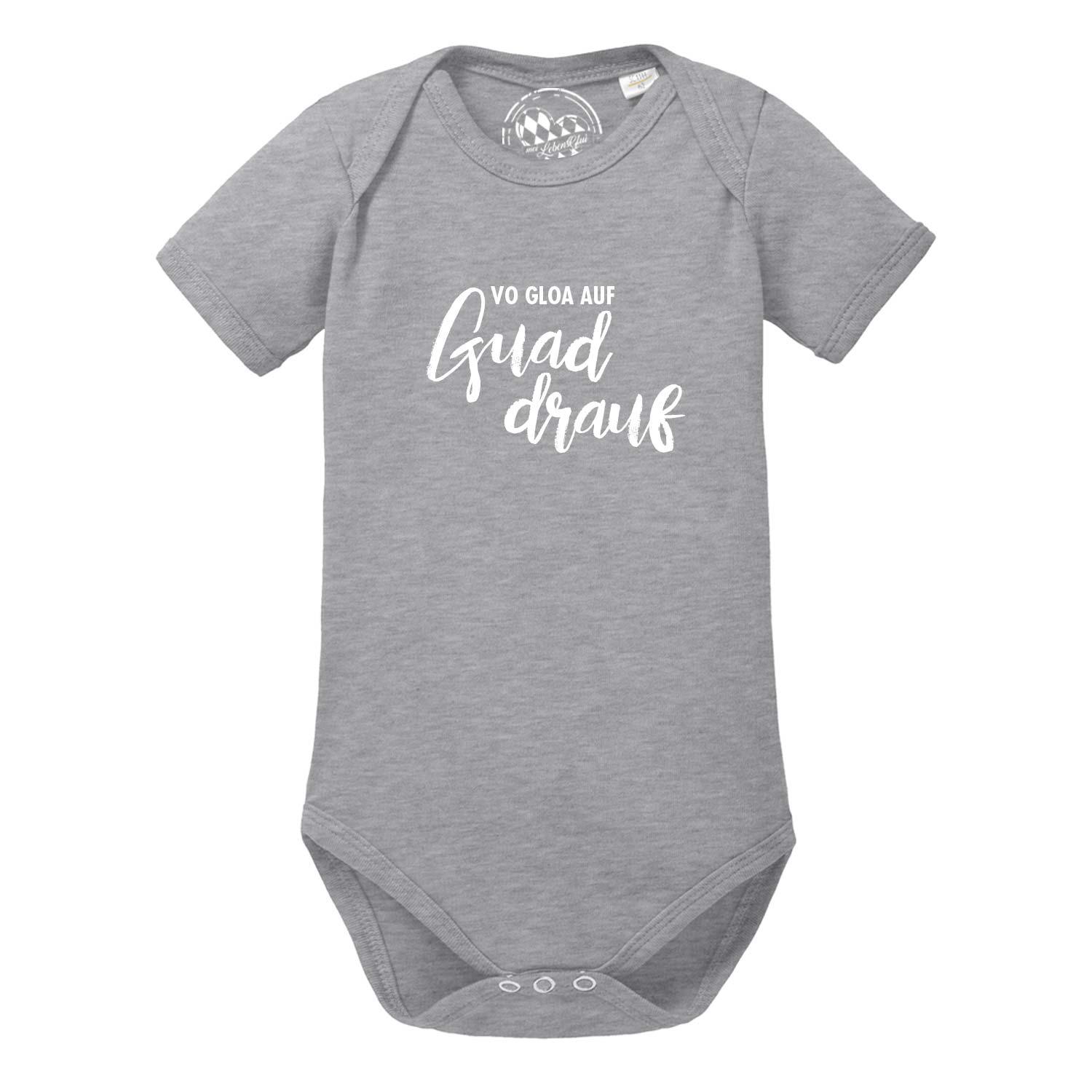 Grauer Baby Body "guad drauf" aus Baumwolle mit kurzem Arm und Druckknöpfen im Schritt.