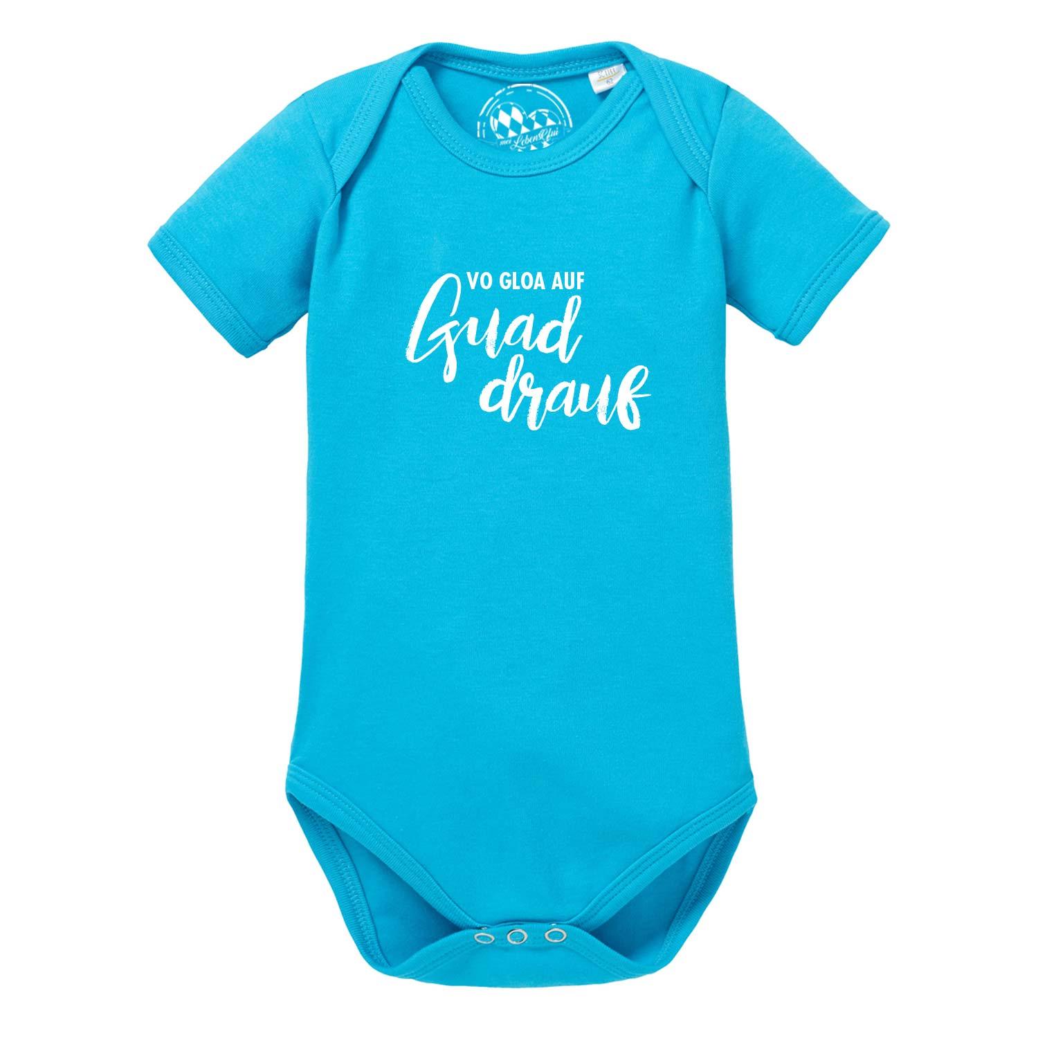 Türkisfarbener Baby Body "guad drauf" aus Baumwolle mit weißem Aufdruck und kurzem Arm.