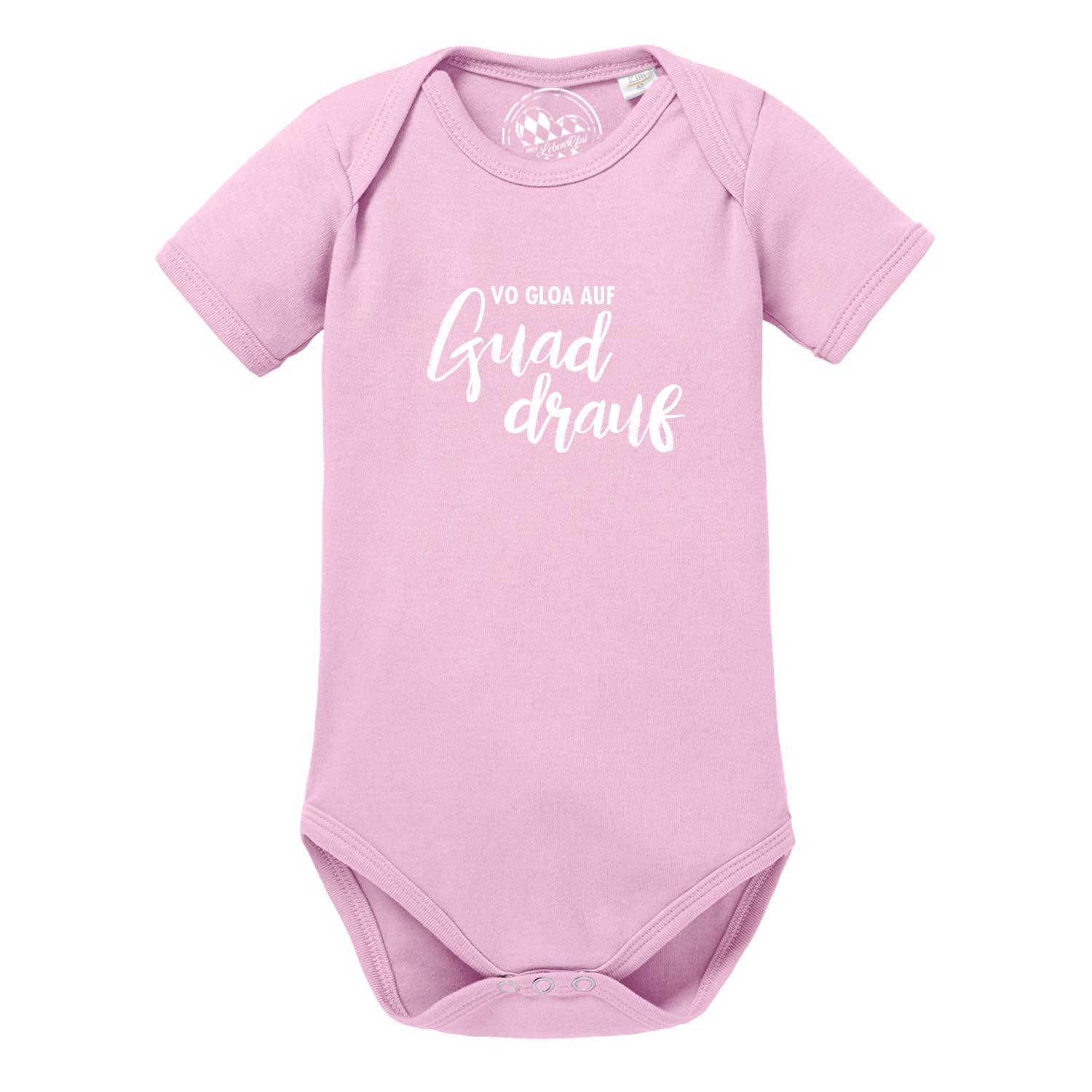 Rosa Baby Body "guad drauf" aus Baumwolle mit weißem Spruchdruck und praktischen Druckknöpfen.