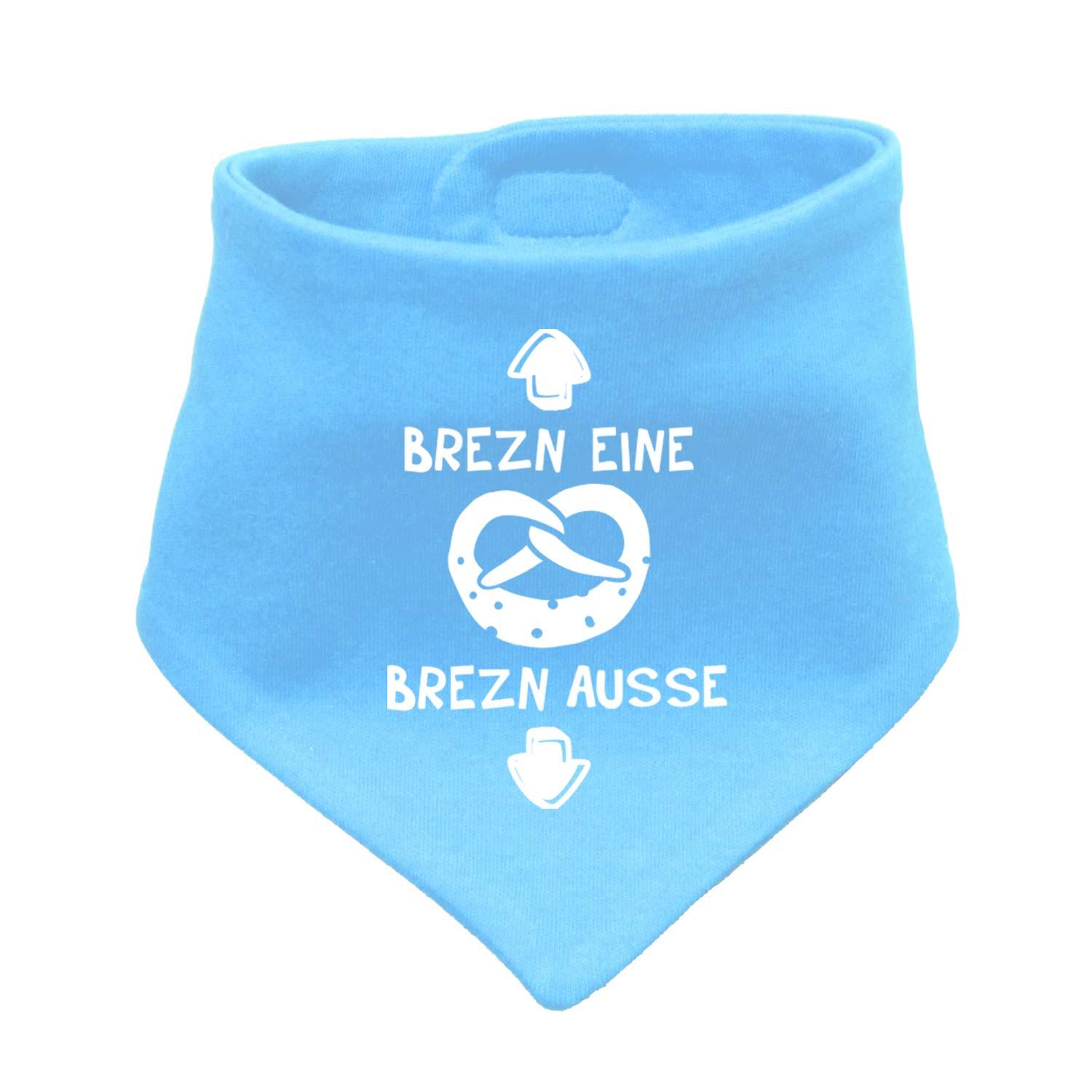 Babyhalstuch "Brezn" in Hellblau mit weißem Spruch "BREZN EINE BREZN AUSSE" und Brezel-Motiv.