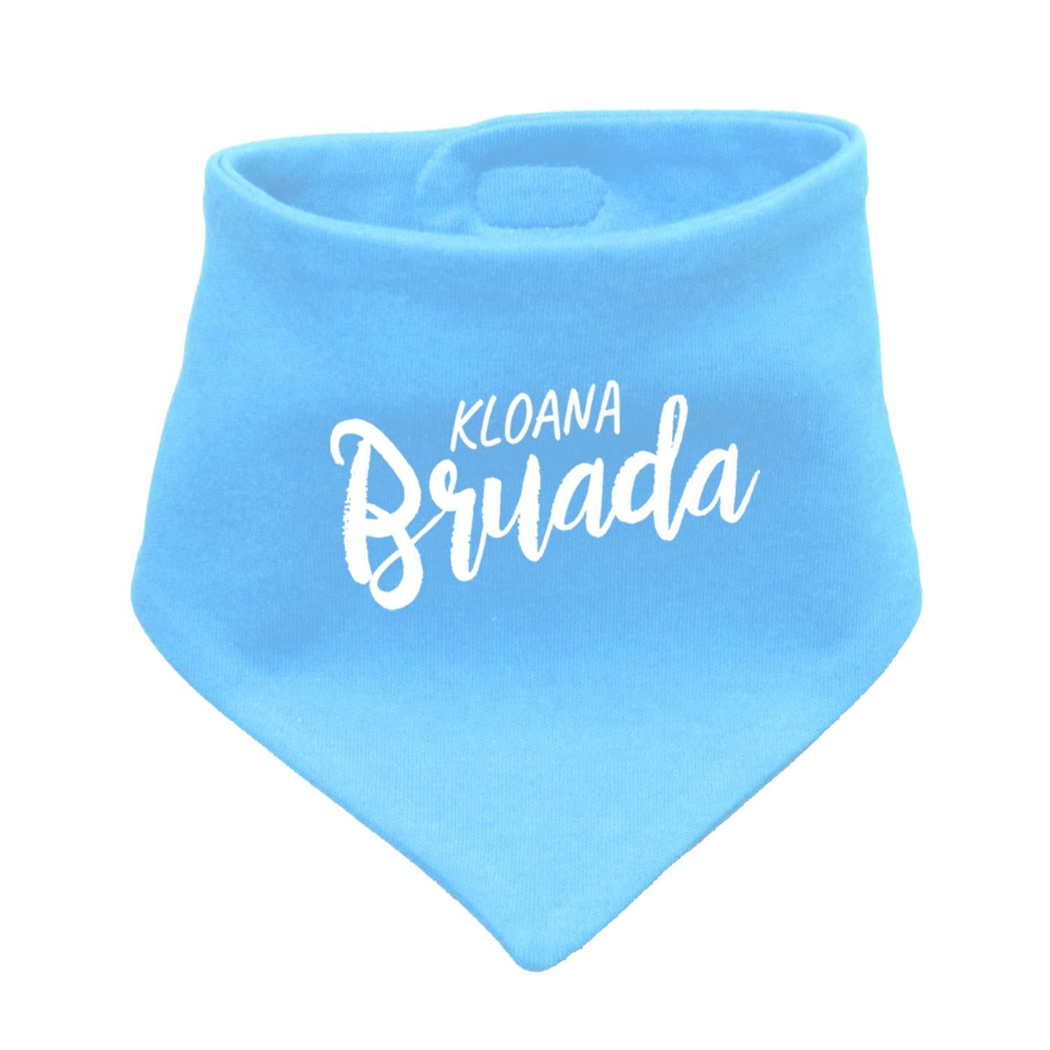 Helles Babyhalstuch Kloana Bruada in Himmelblau mit weißer Schrift liegend präsentiert.