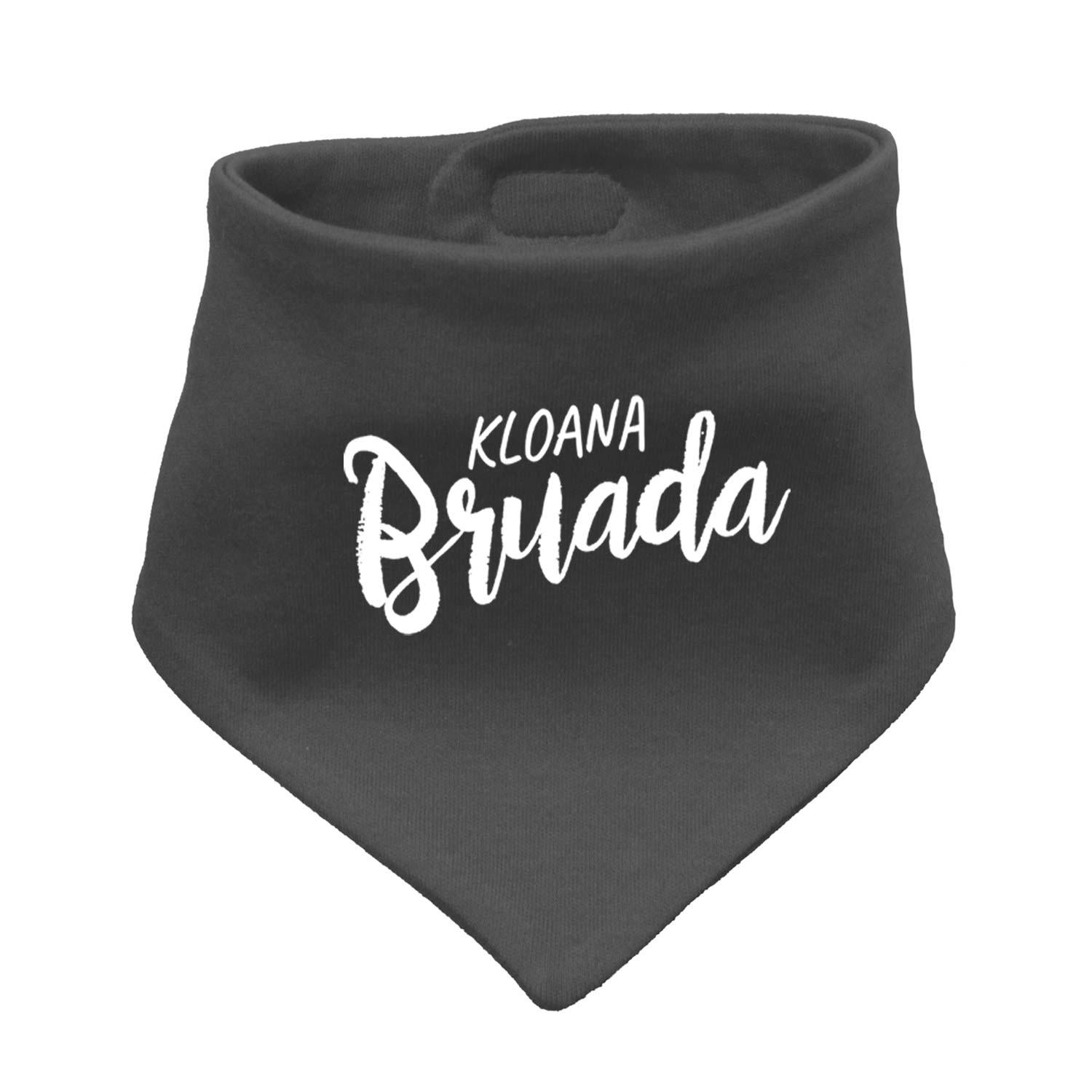 Schwarzes Babyhalstuch Kloana Bruada aus weicher Baumwolle mit weißem Schriftzug für Jungen.