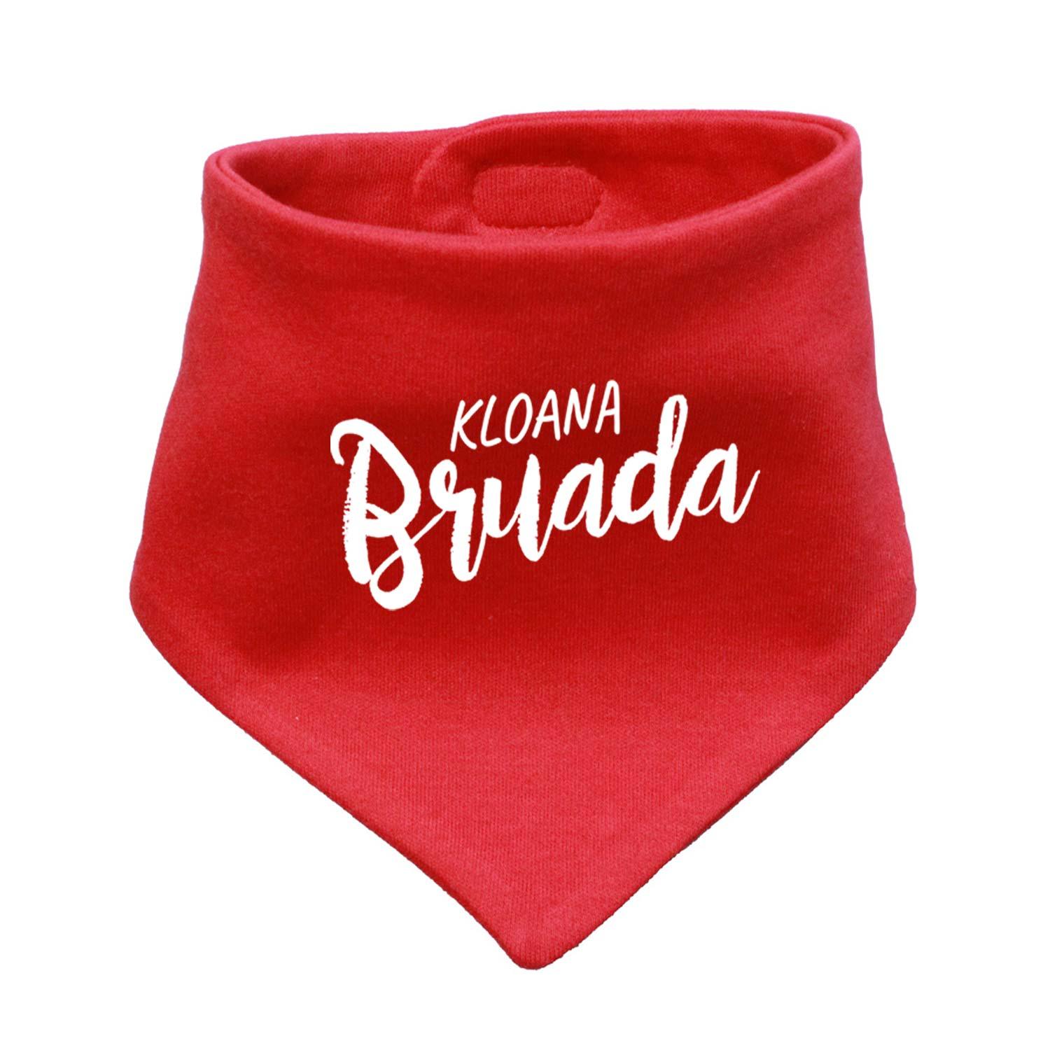 Rotes Babyhalstuch "Kloana Bruada" aus weicher Baumwolle mit weißem Schriftzug für Jungen.
