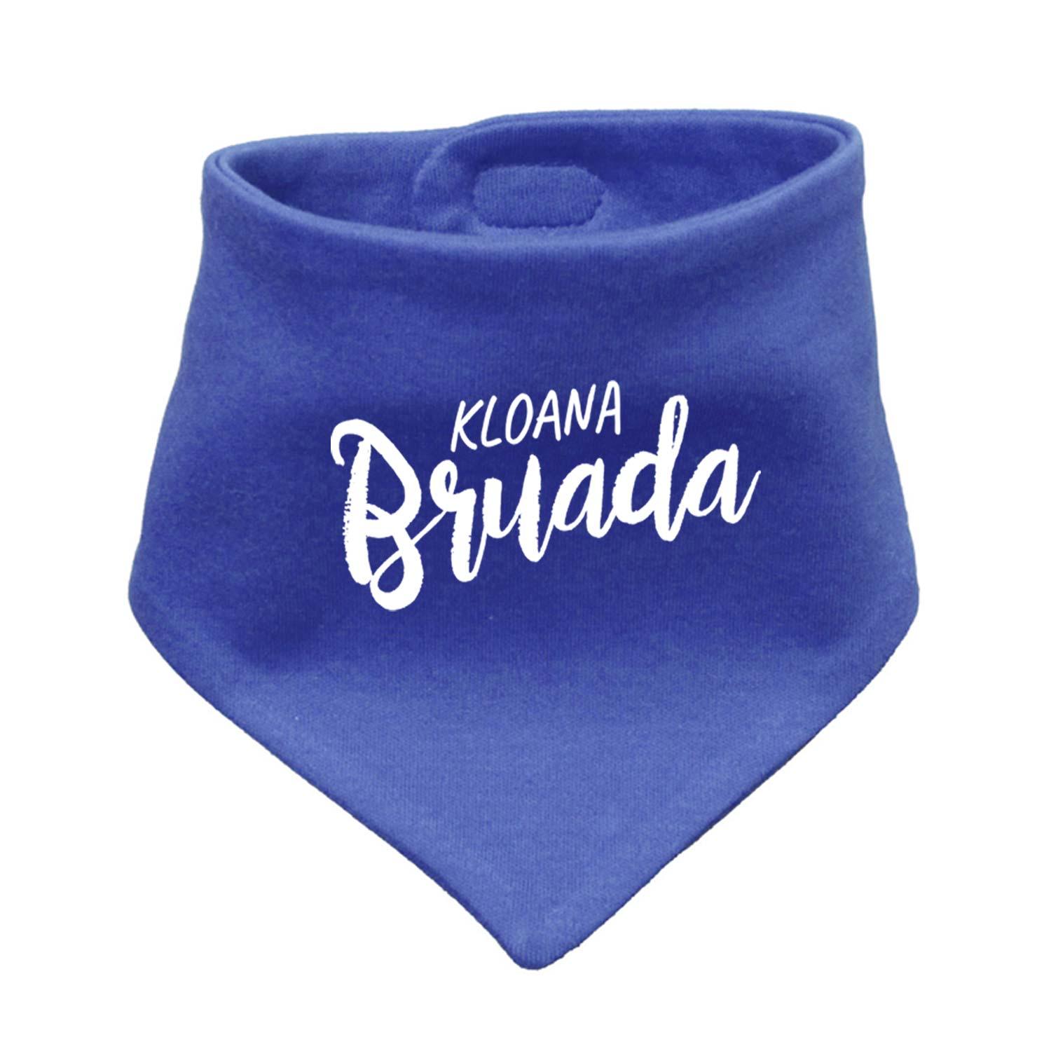 Blaues Babyhalstuch Kloana Bruada aus weicher Baumwolle mit weißem Schriftzug für Jungen.