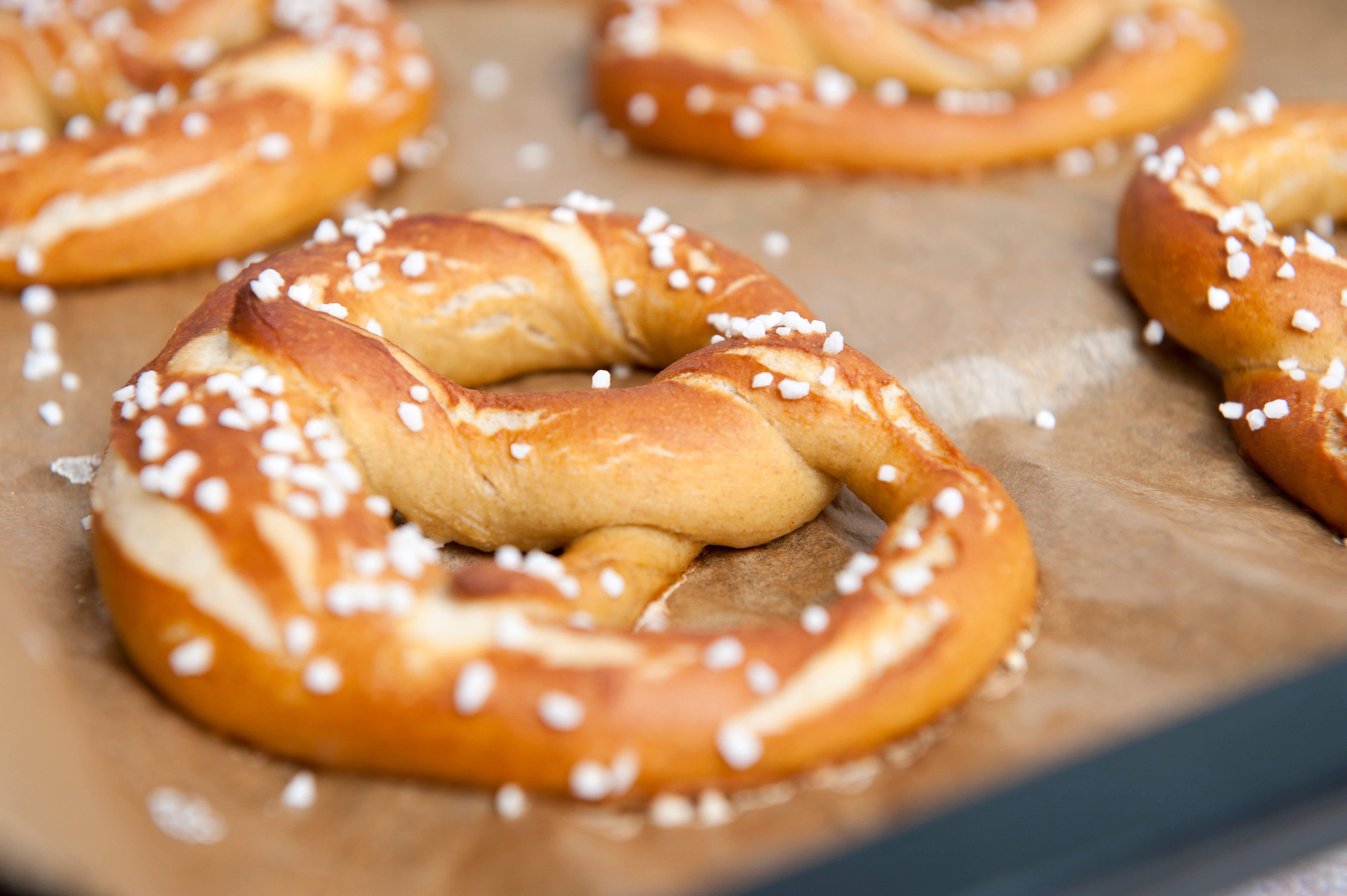 Brezn-Backmischung aus Dinkelmehl zum einfachen Selberbacken von 12 goldbraunen, klassischen Laugenbrezn, 635 g.